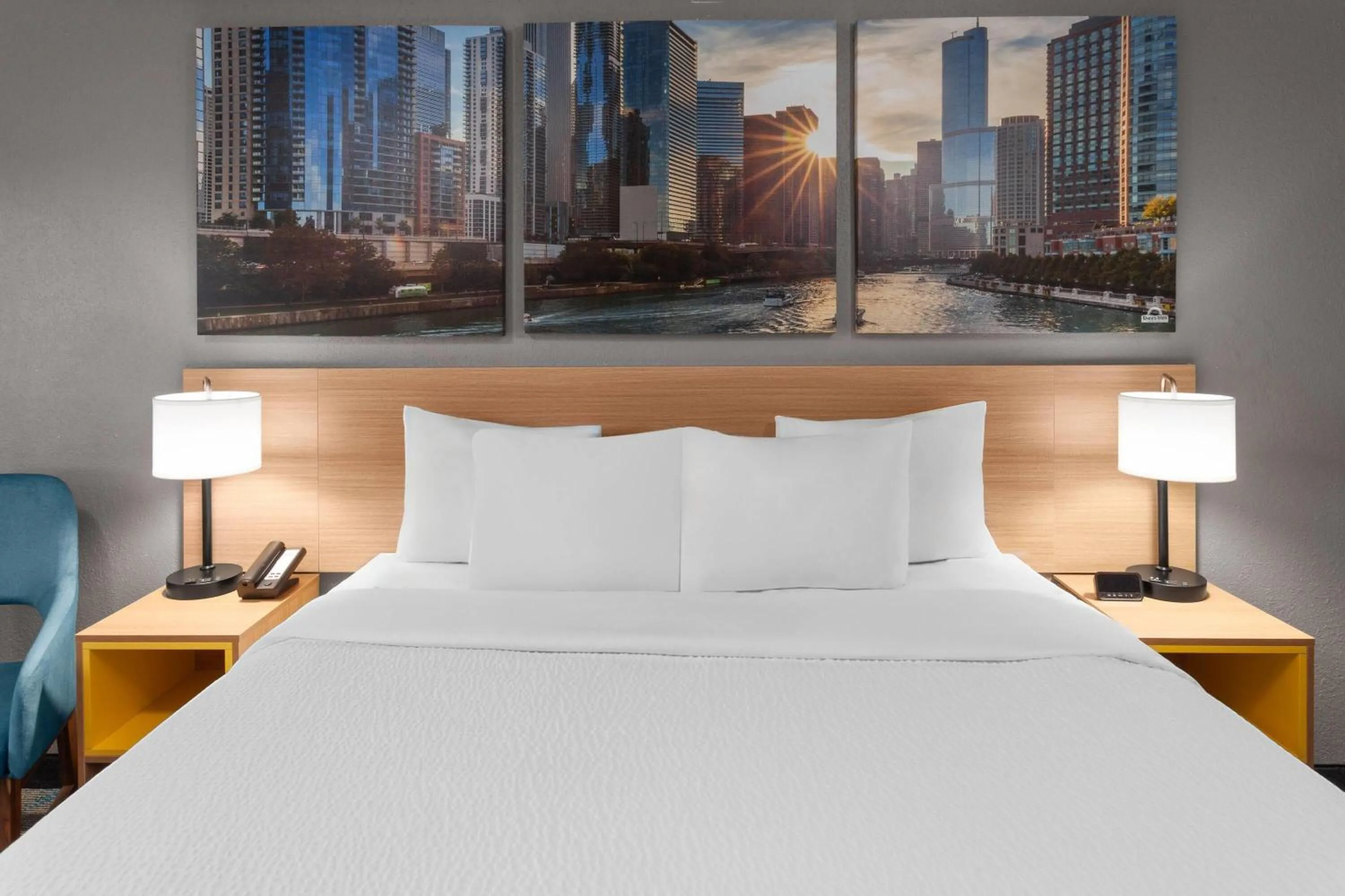 Photo of the whole room, Bed in Days Inn by Wyndham Waukegan