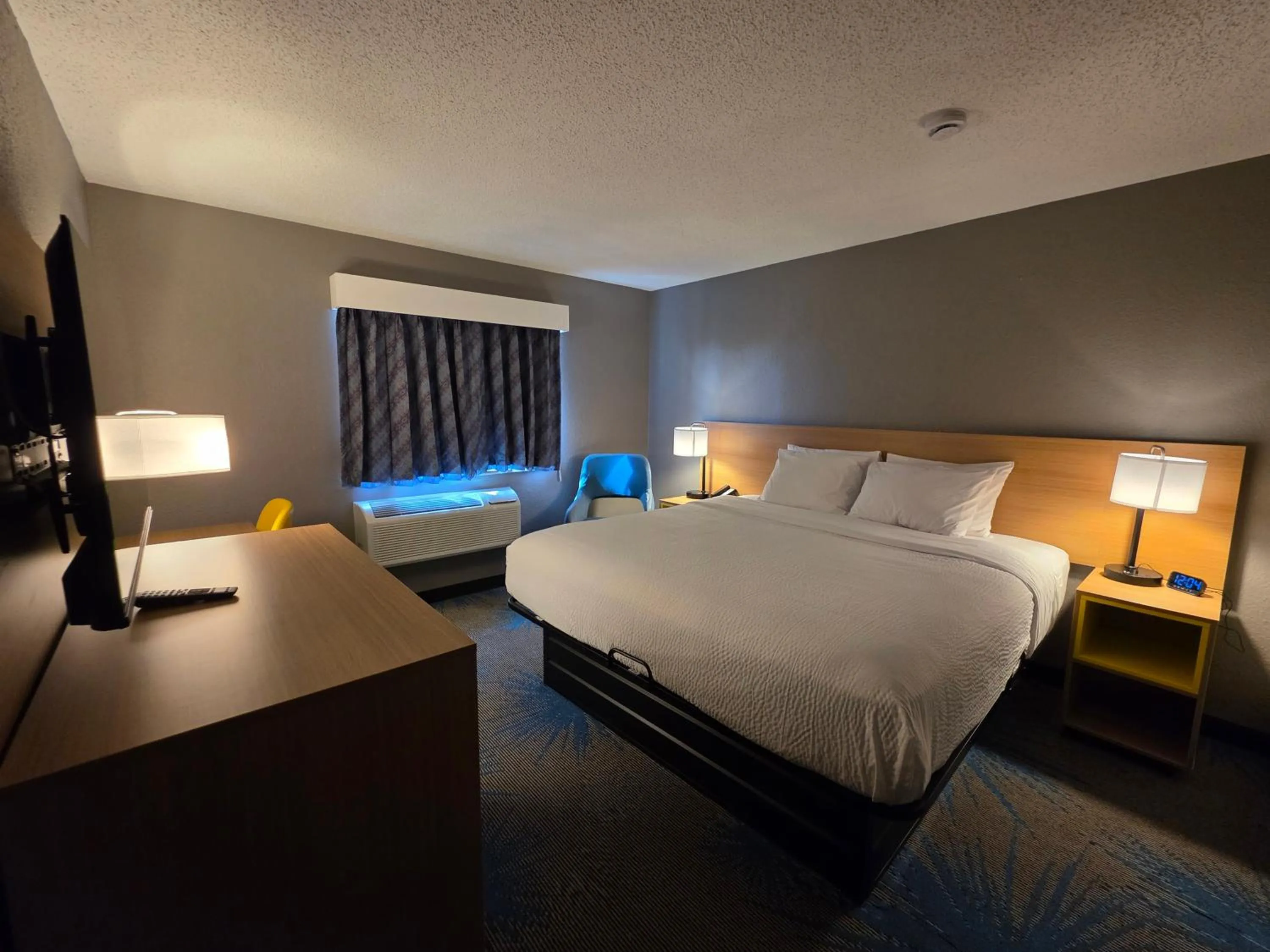 Bed in Days Inn by Wyndham Waukegan