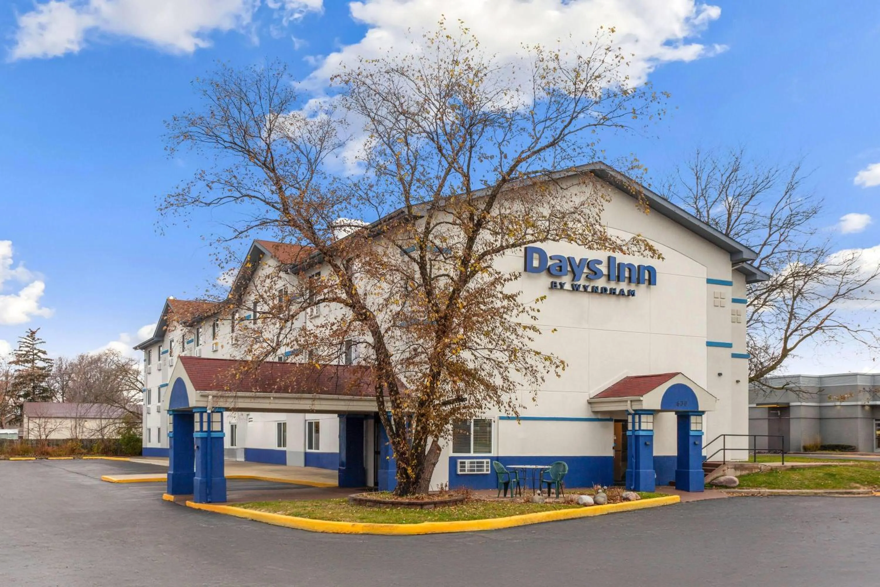 Property building in Days Inn by Wyndham Waukegan