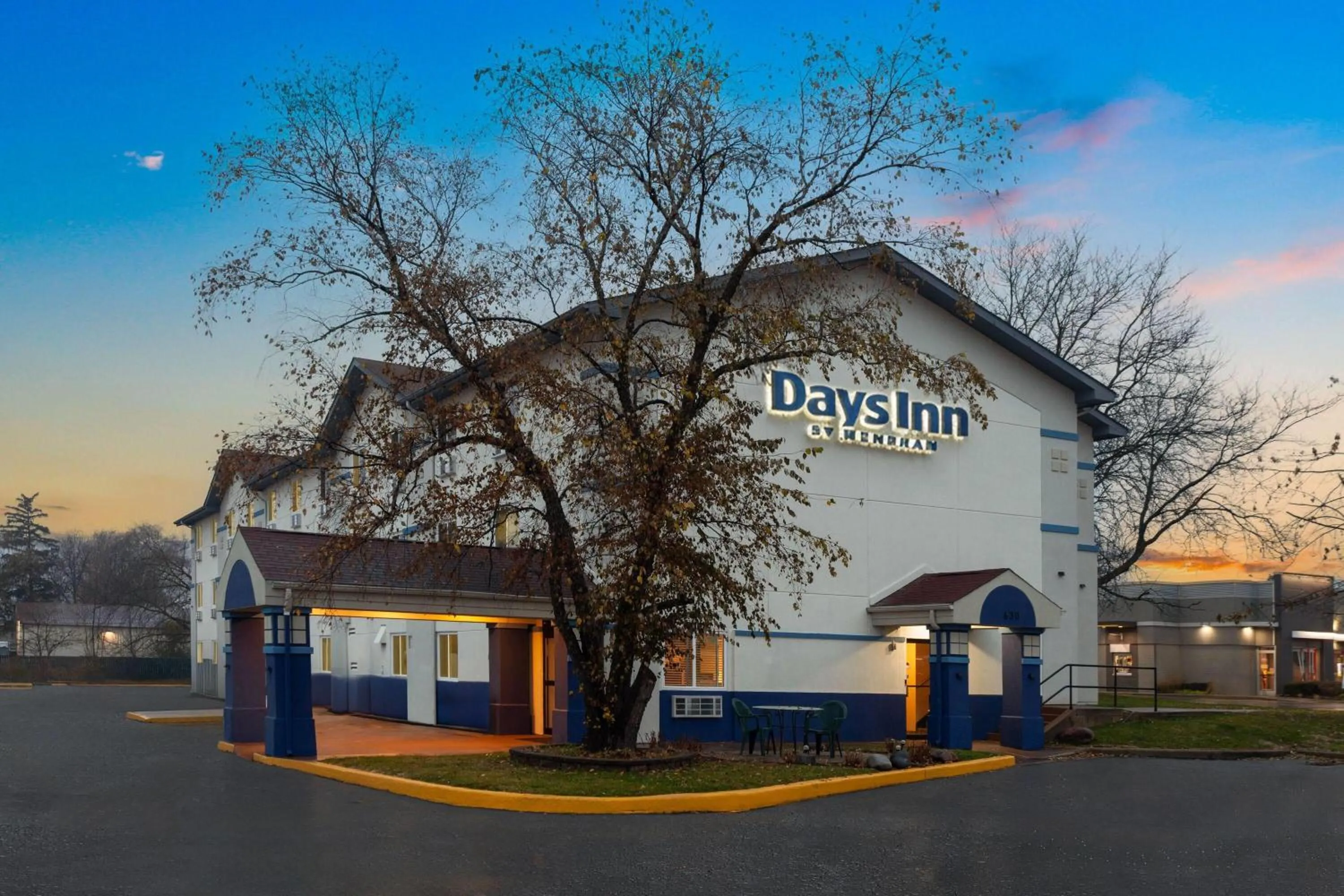 Property building in Days Inn by Wyndham Waukegan