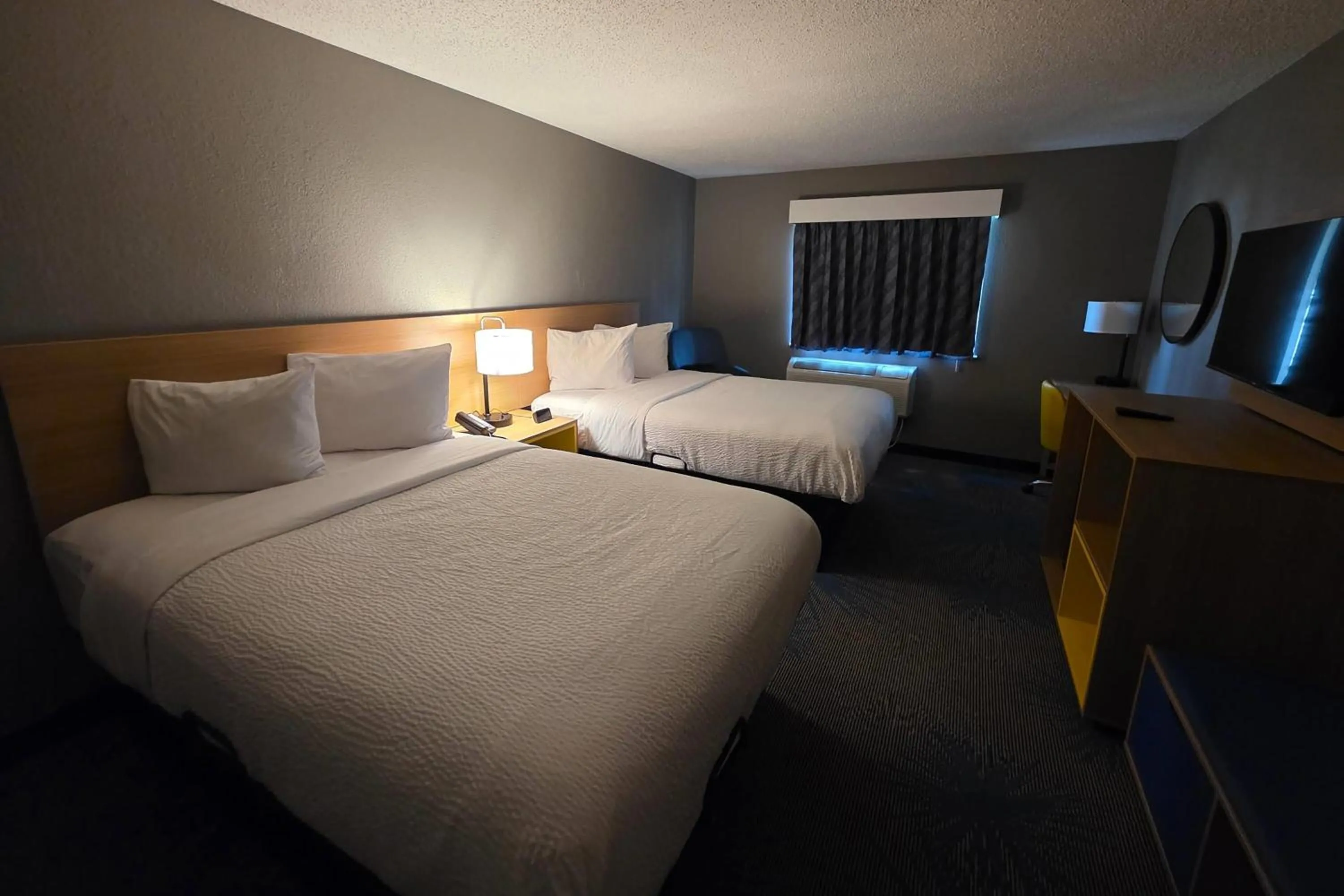 Photo of the whole room, Bed in Days Inn by Wyndham Waukegan