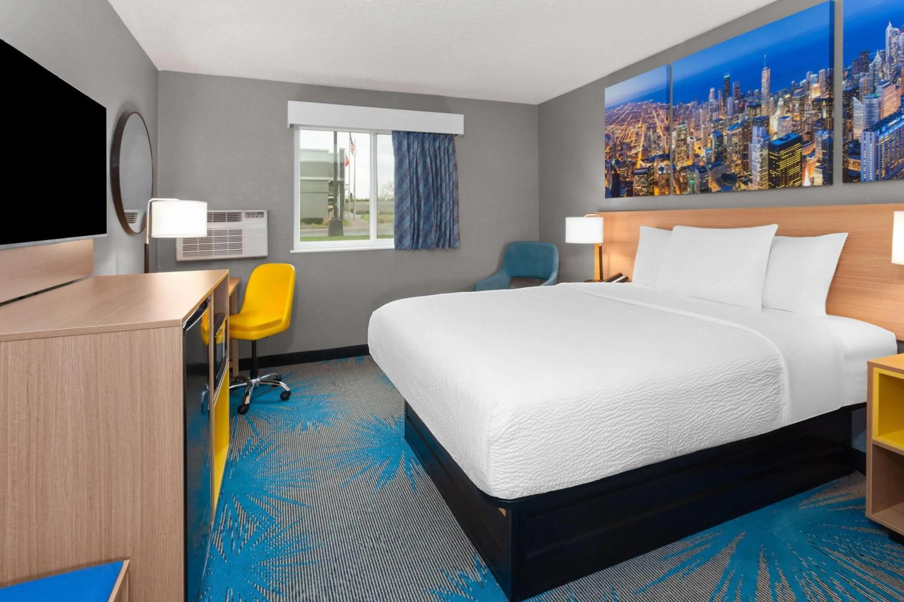 Photo of the whole room, Bed in Days Inn by Wyndham Waukegan