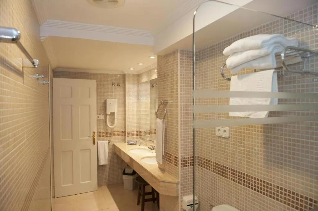 Shower in Lloyds Beach Club