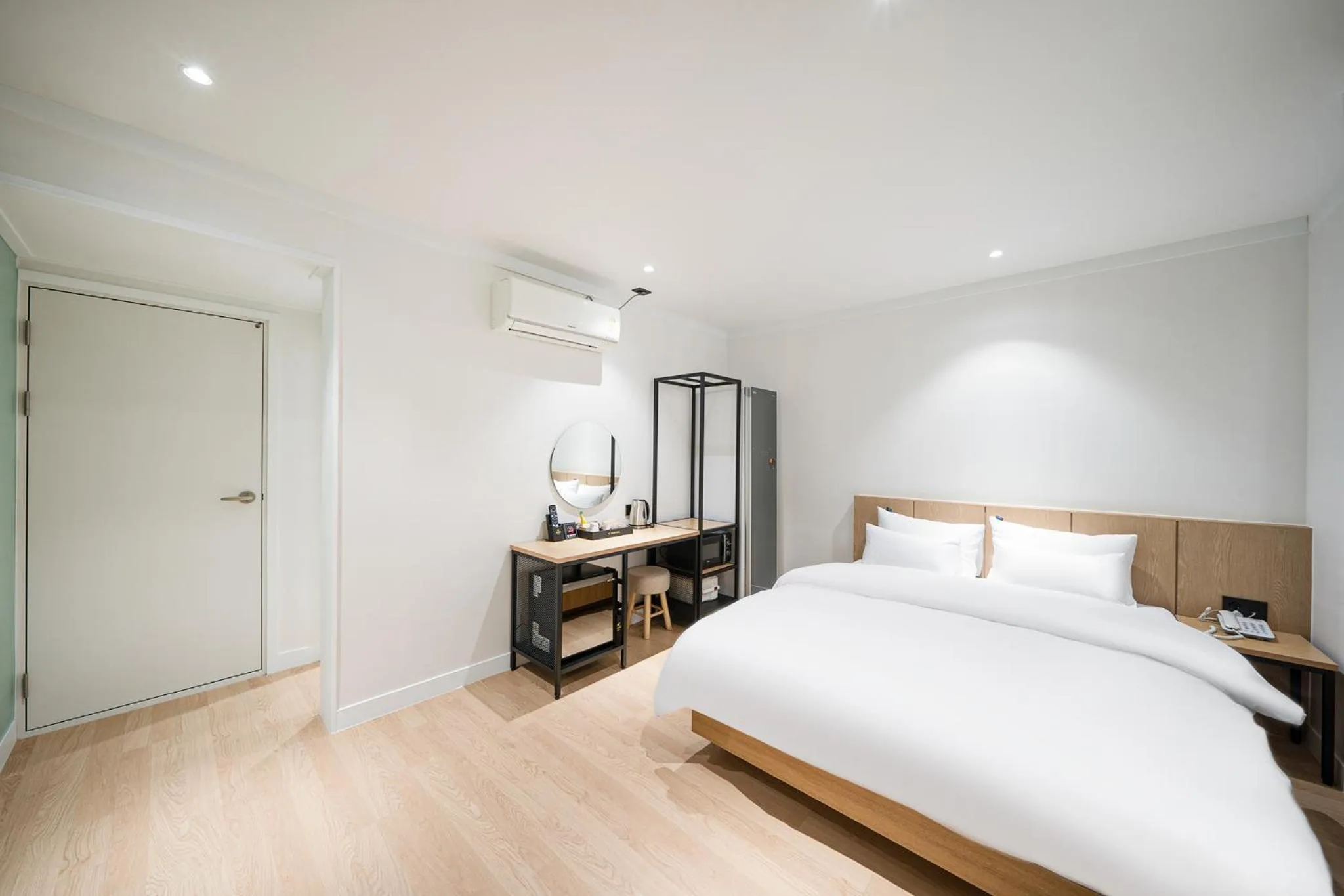 Photo of the whole room, Bed in Hound Hotel Gumi indong