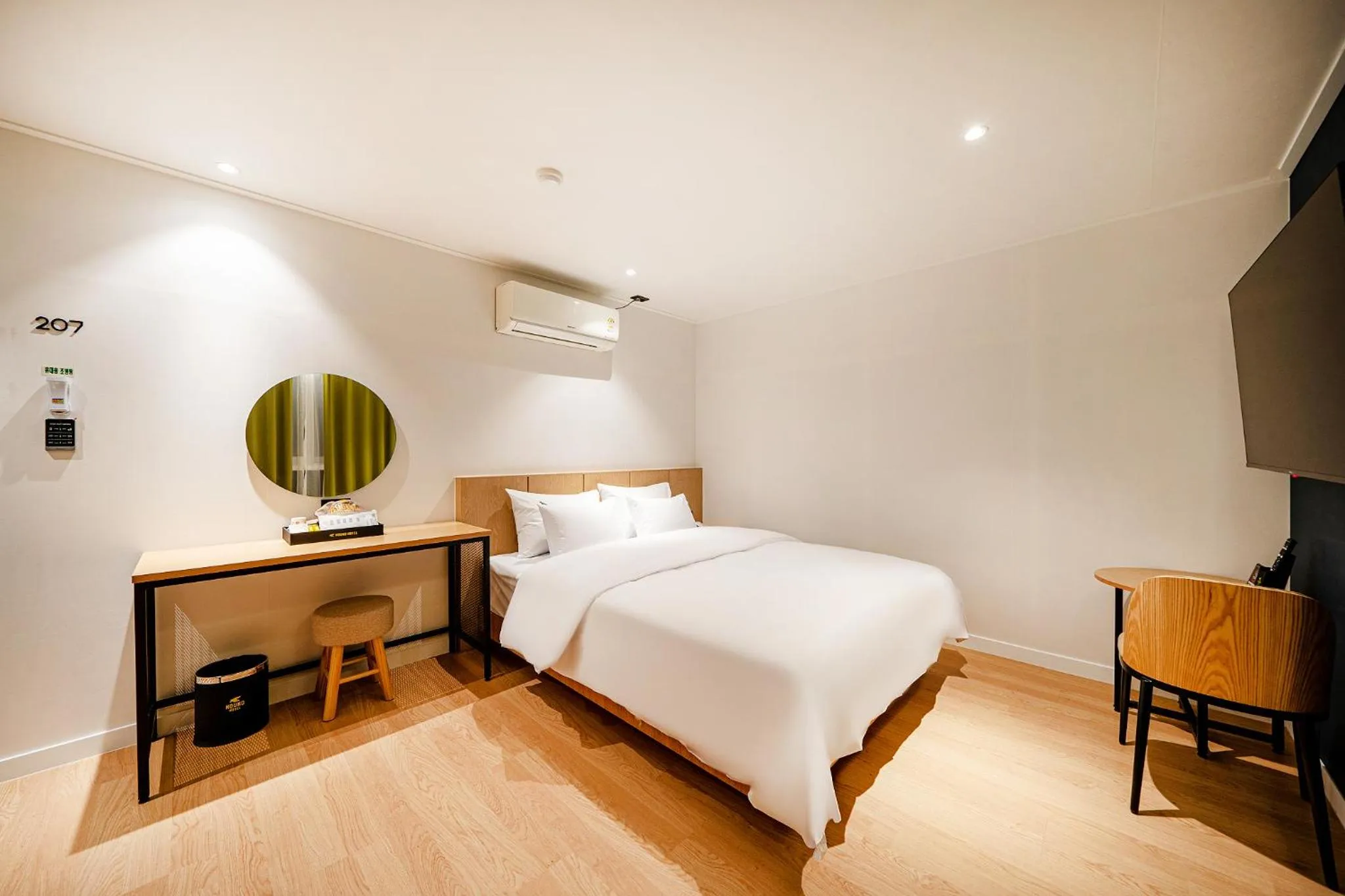 Photo of the whole room, Bed in Hound Hotel Gumi indong