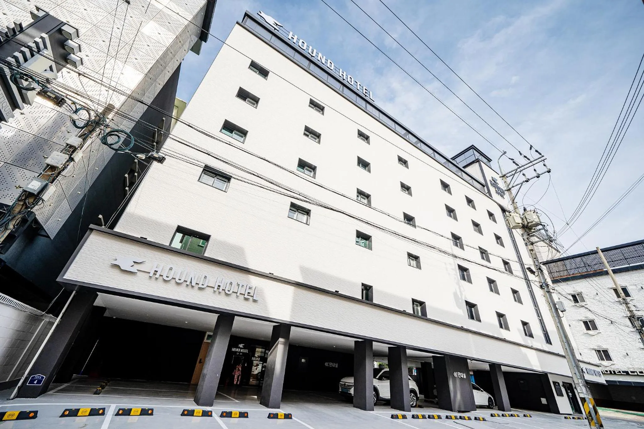 Property building in Hound Hotel Gumi indong