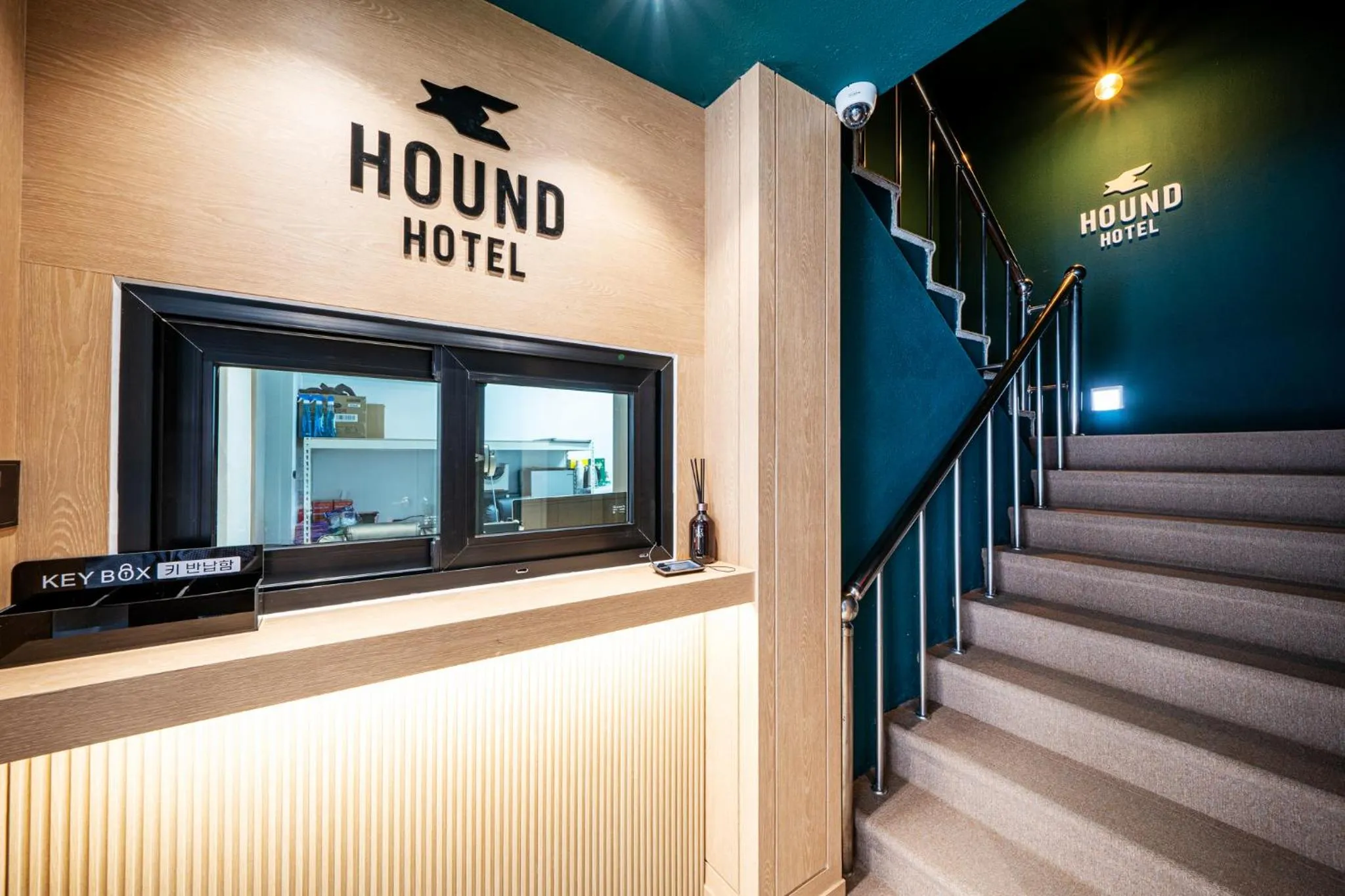 Logo/Certificate/Sign in Hound Hotel Gumi indong