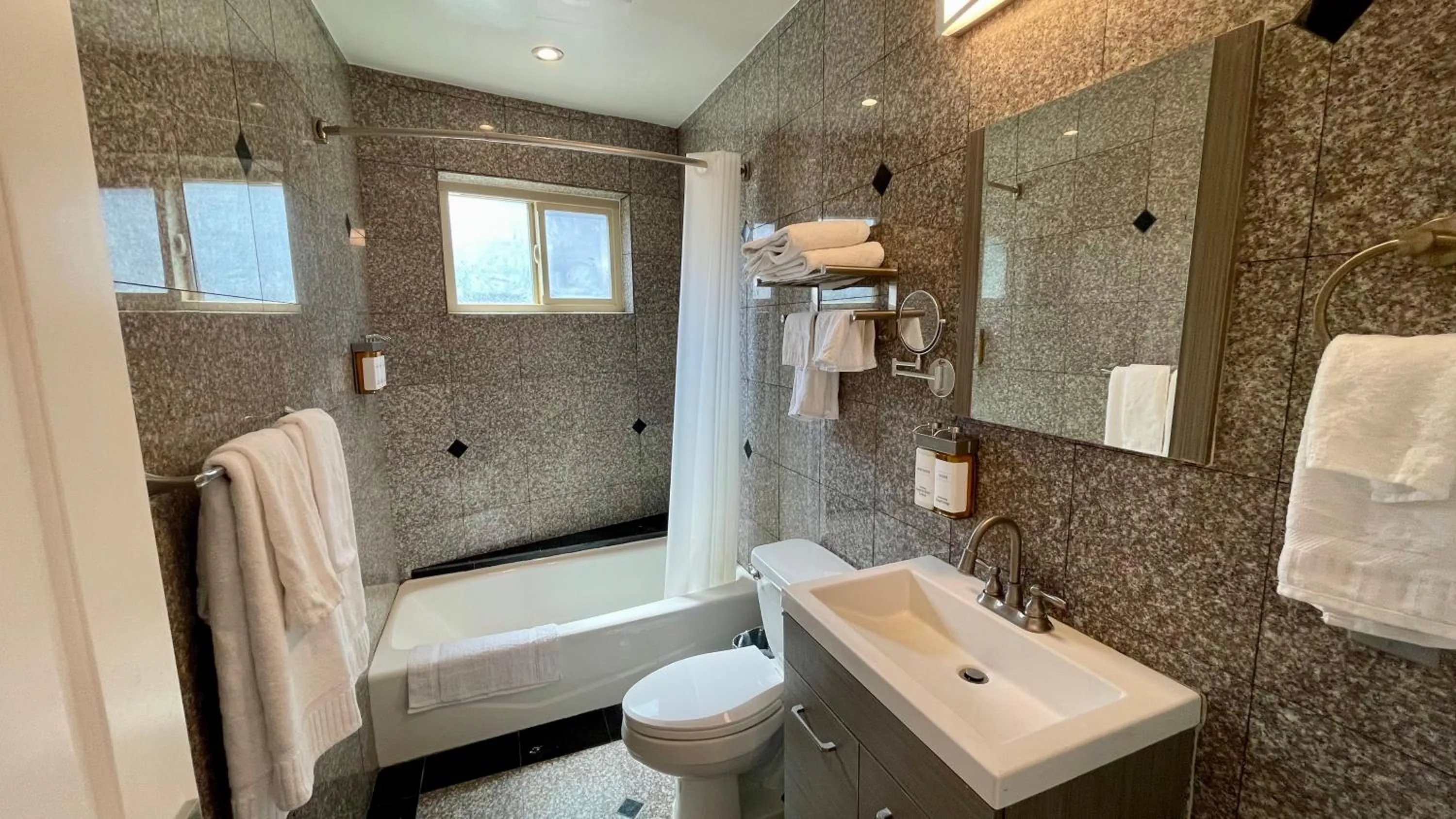 Shower in Quintessence ApartHotel