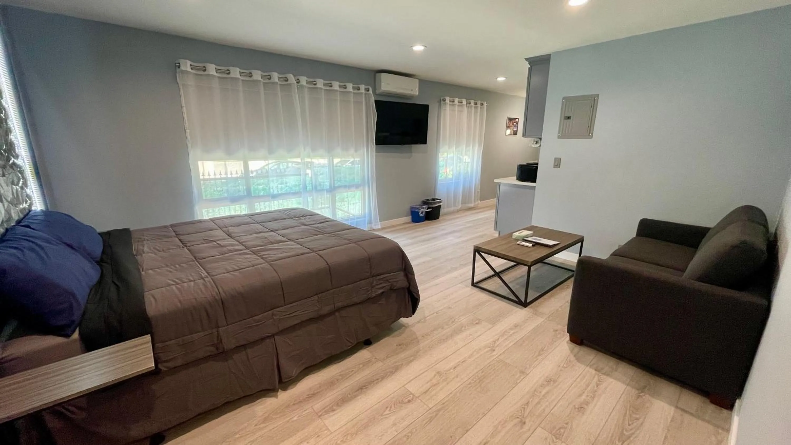 TV and multimedia in Quintessence ApartHotel