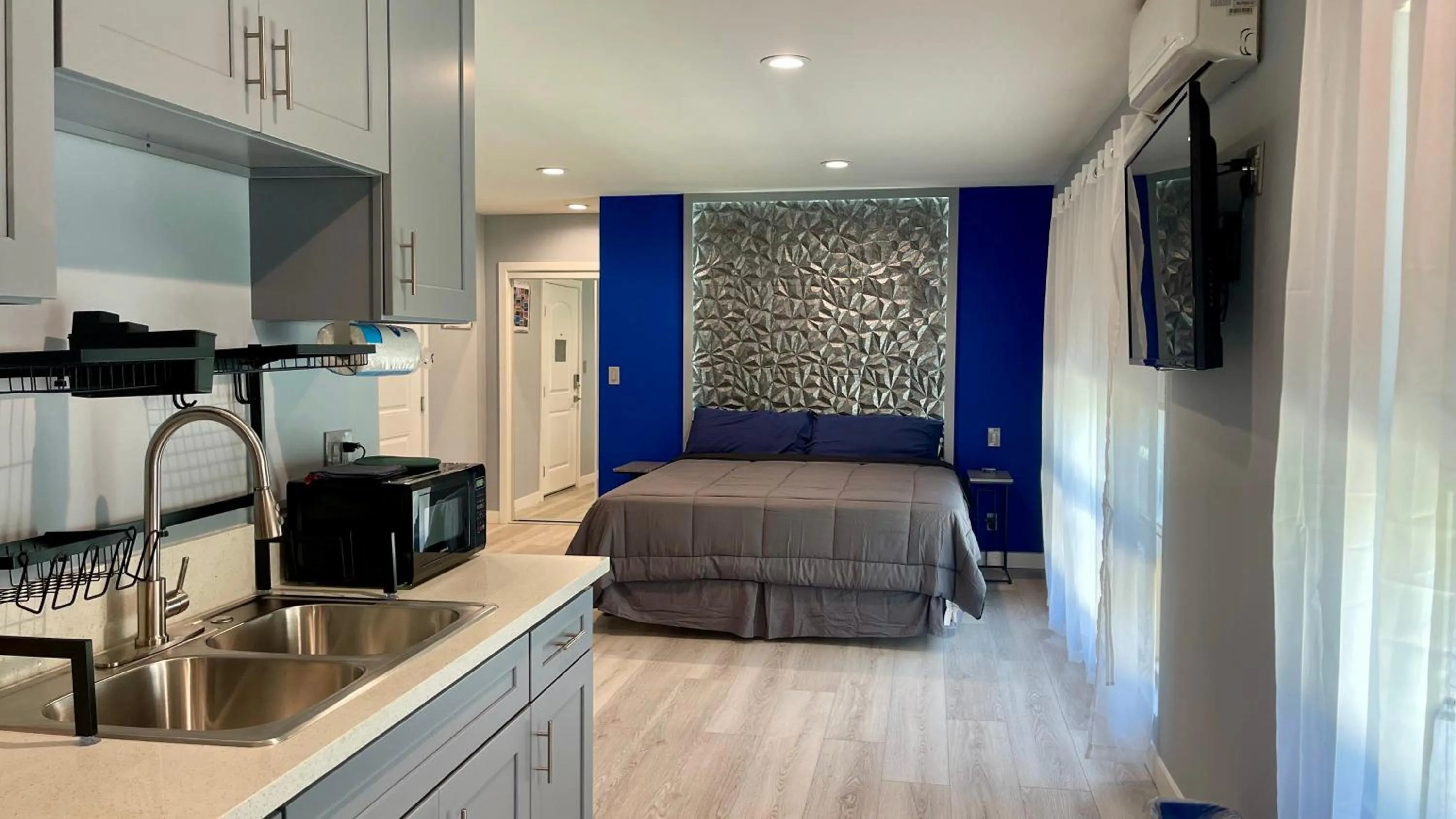 Photo of the whole room in Quintessence ApartHotel