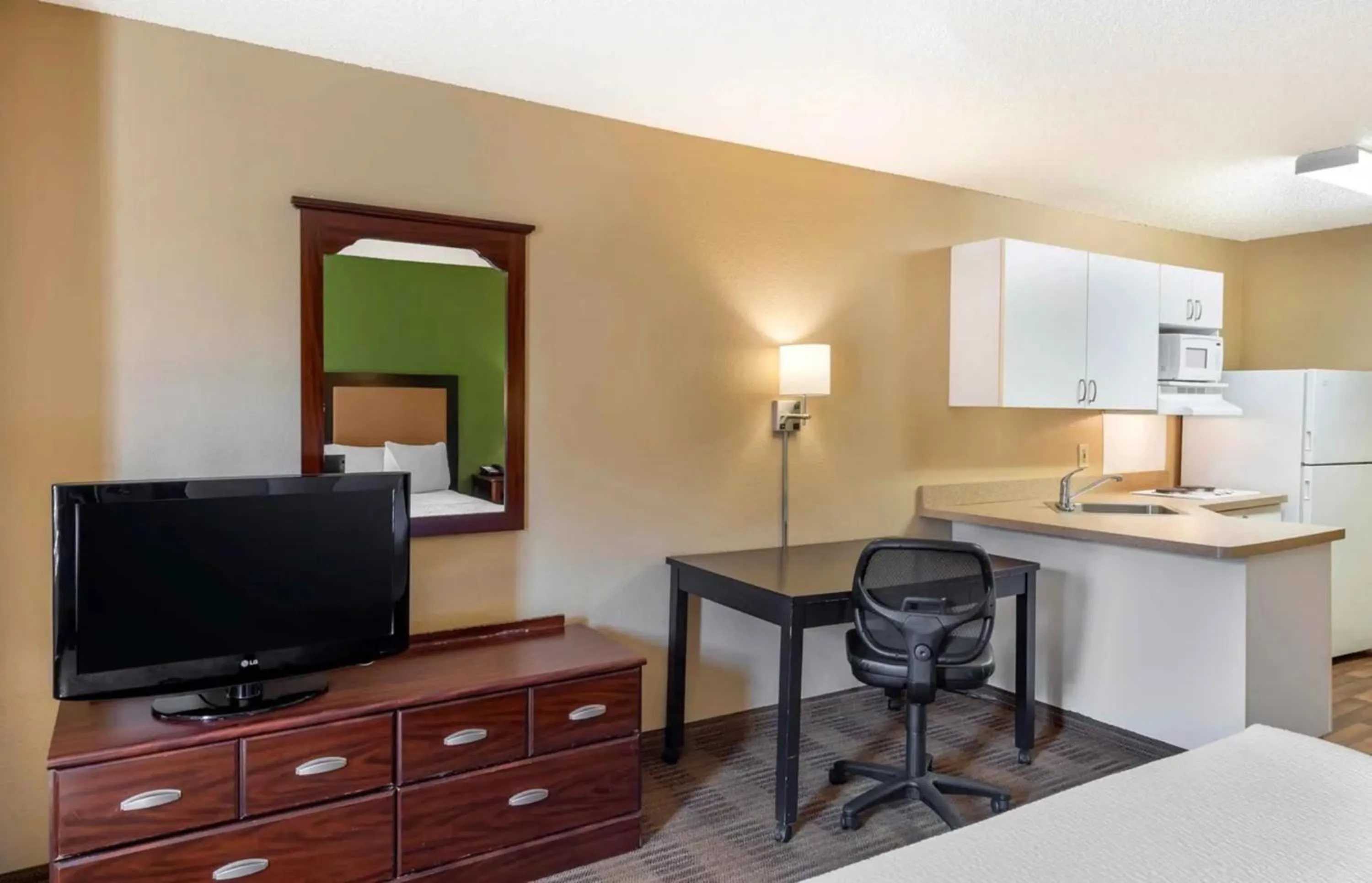 TV and multimedia in Relax Suites Extended Stay - La Mirada