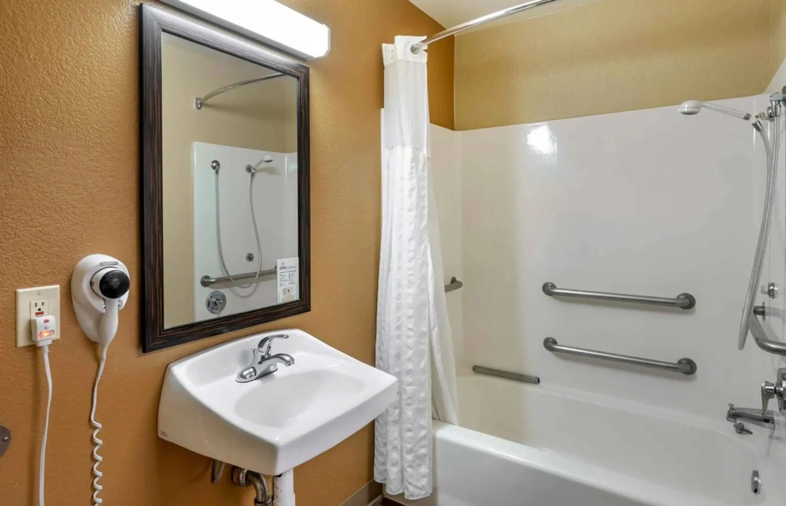 Bathroom in Relax Suites Extended Stay - La Mirada