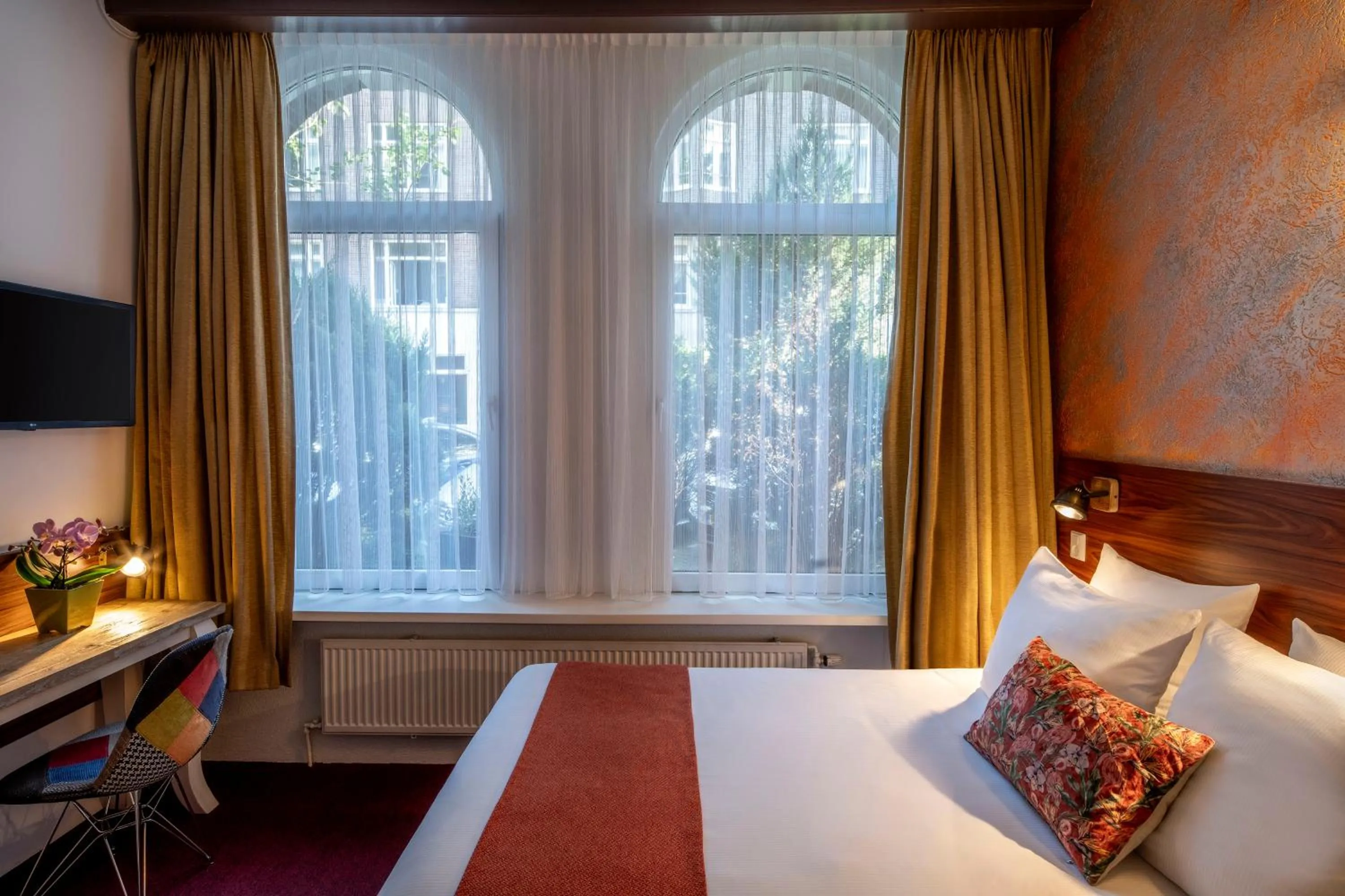 Bed in Jupiter Hotel