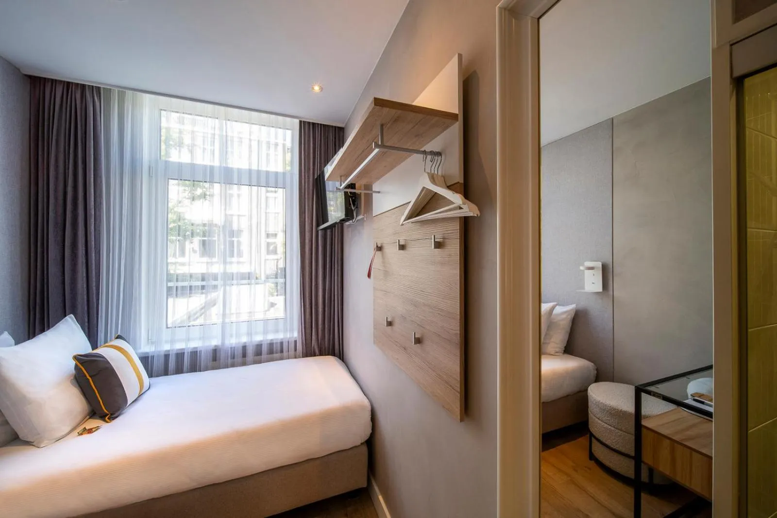 Bedroom, Bed in Jupiter Hotel