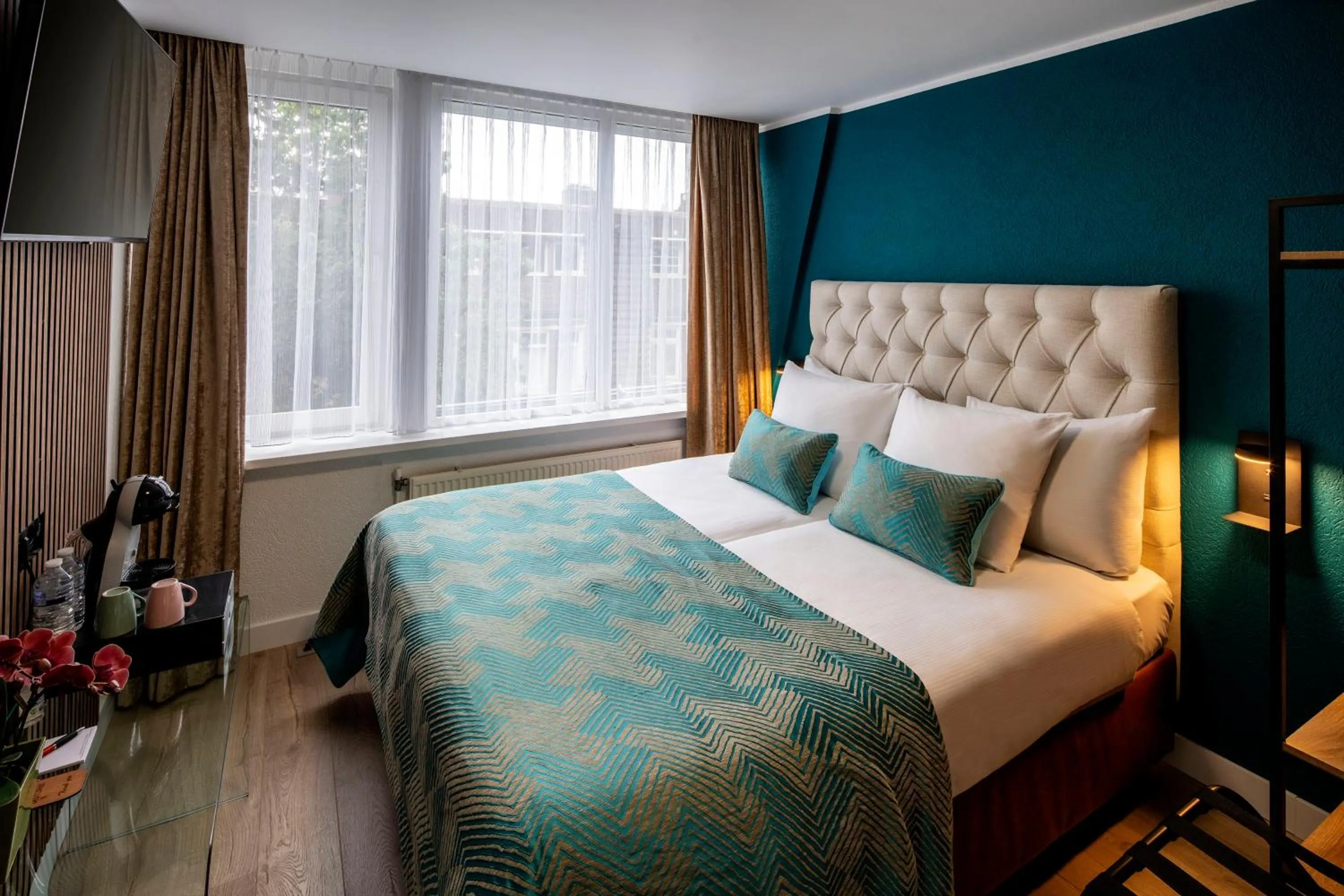 Bedroom, Bed in Jupiter Hotel