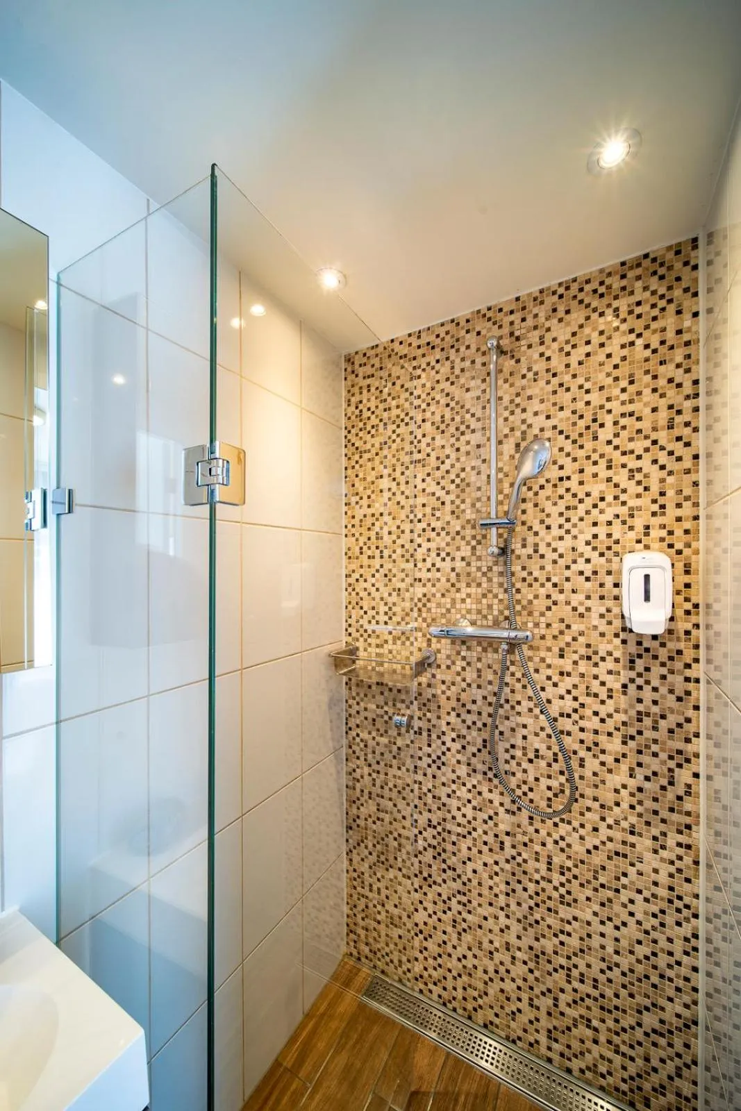 Shower in Jupiter Hotel