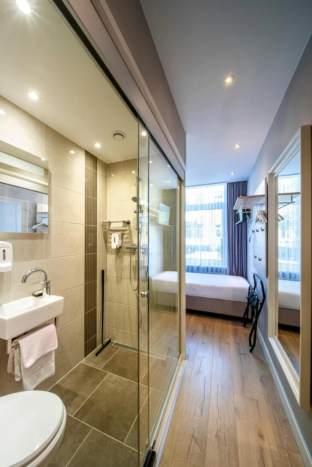 Bathroom, Bed in Jupiter Hotel