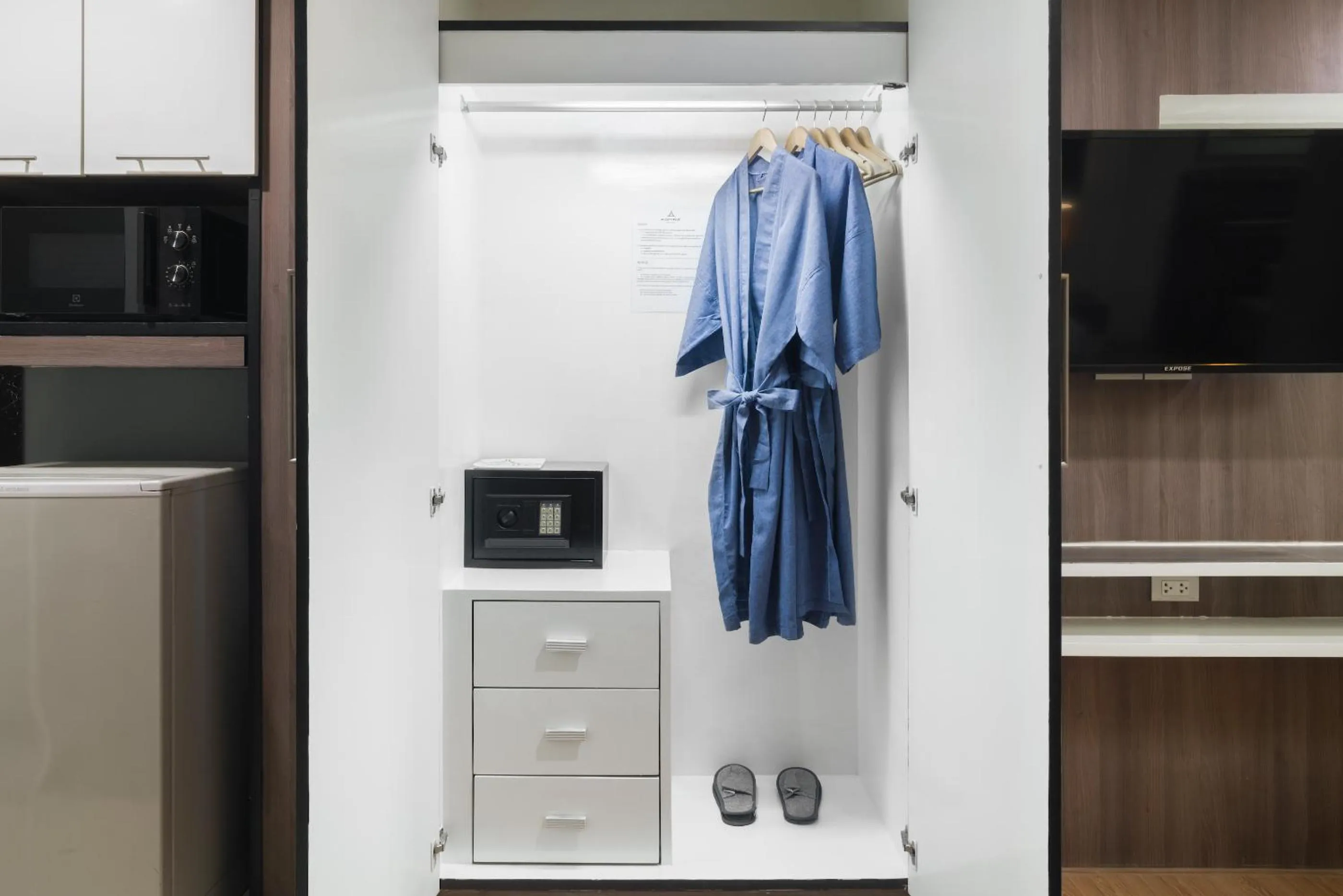 wardrobe in Aspira Suites Sukhumvit 20