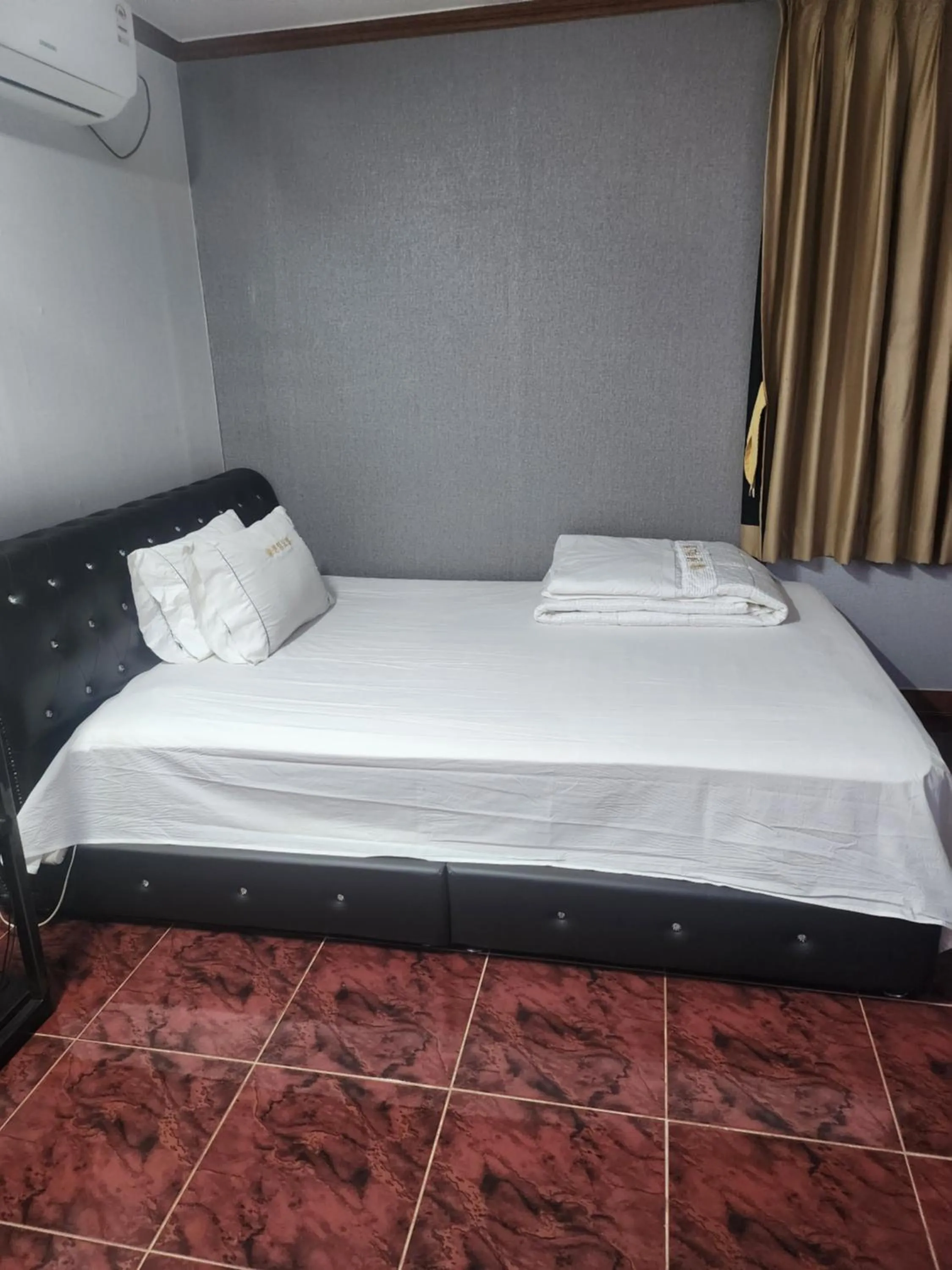 Decorative detail, Bed in Busan Station Centum Hotel