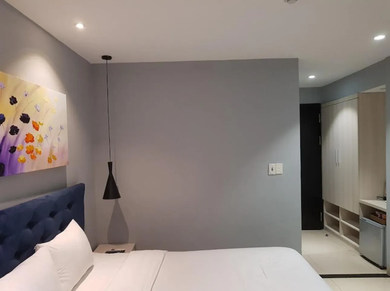 Bed in Salem Riverside Hotel Room