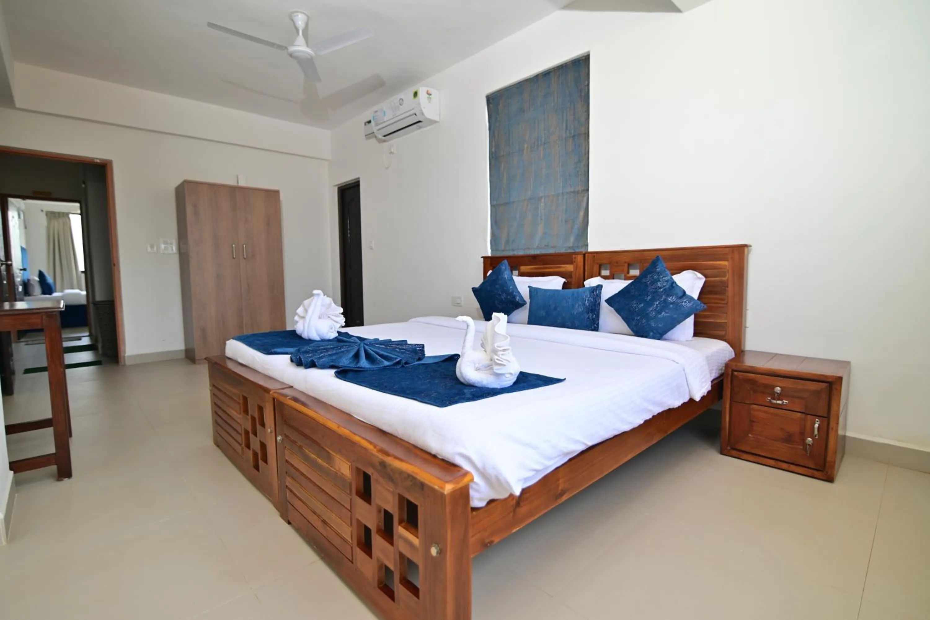 Bedroom, Bed in Q lite Calangute