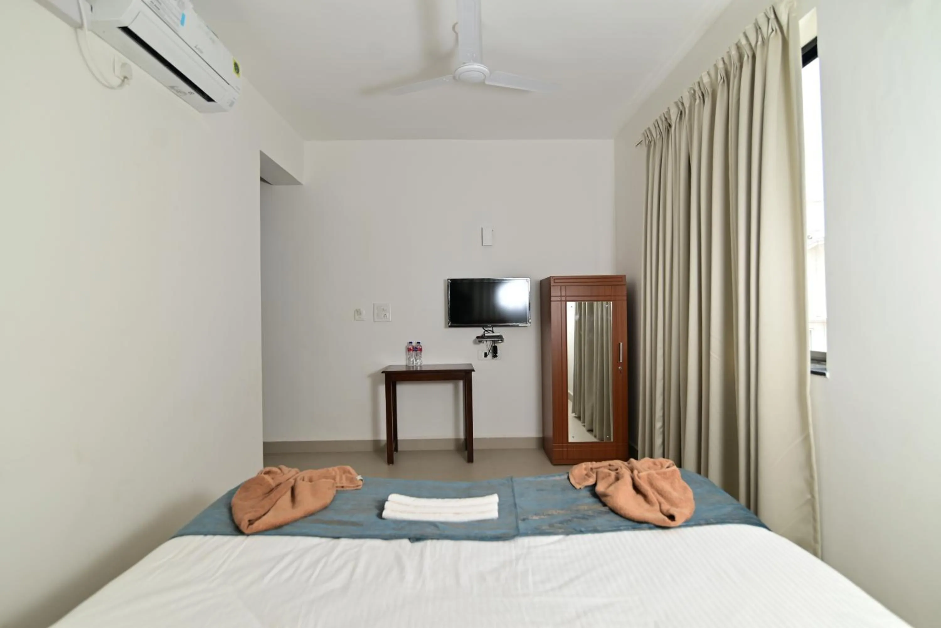 Bedroom, Bed in Q lite Calangute