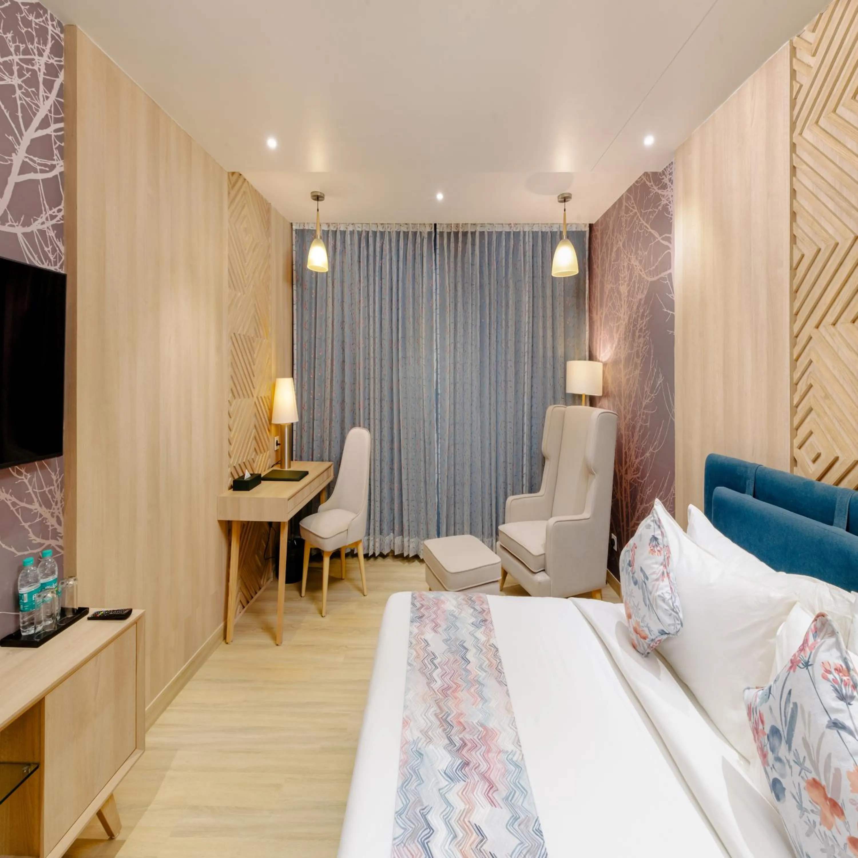 Bedroom, Bed in Signature Hotel