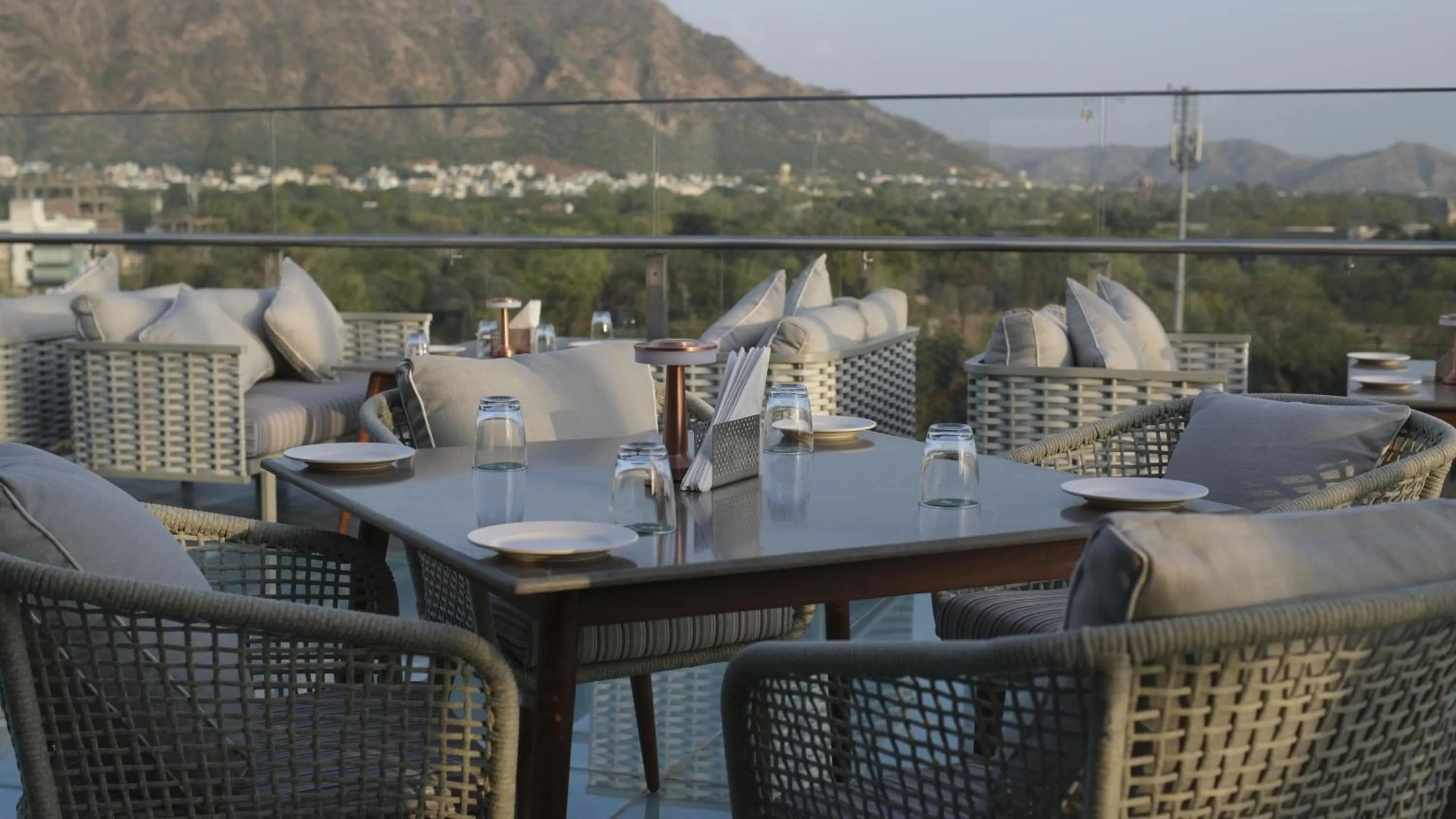 Restaurant/places to eat in Signature Hotel