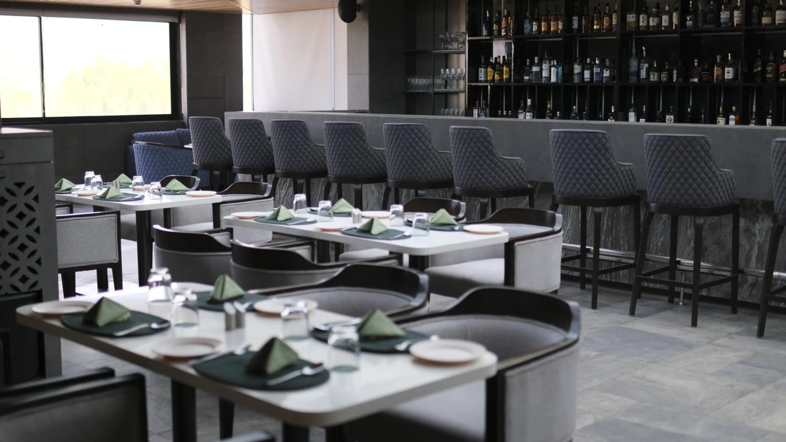 Restaurant/places to eat in Signature Hotel