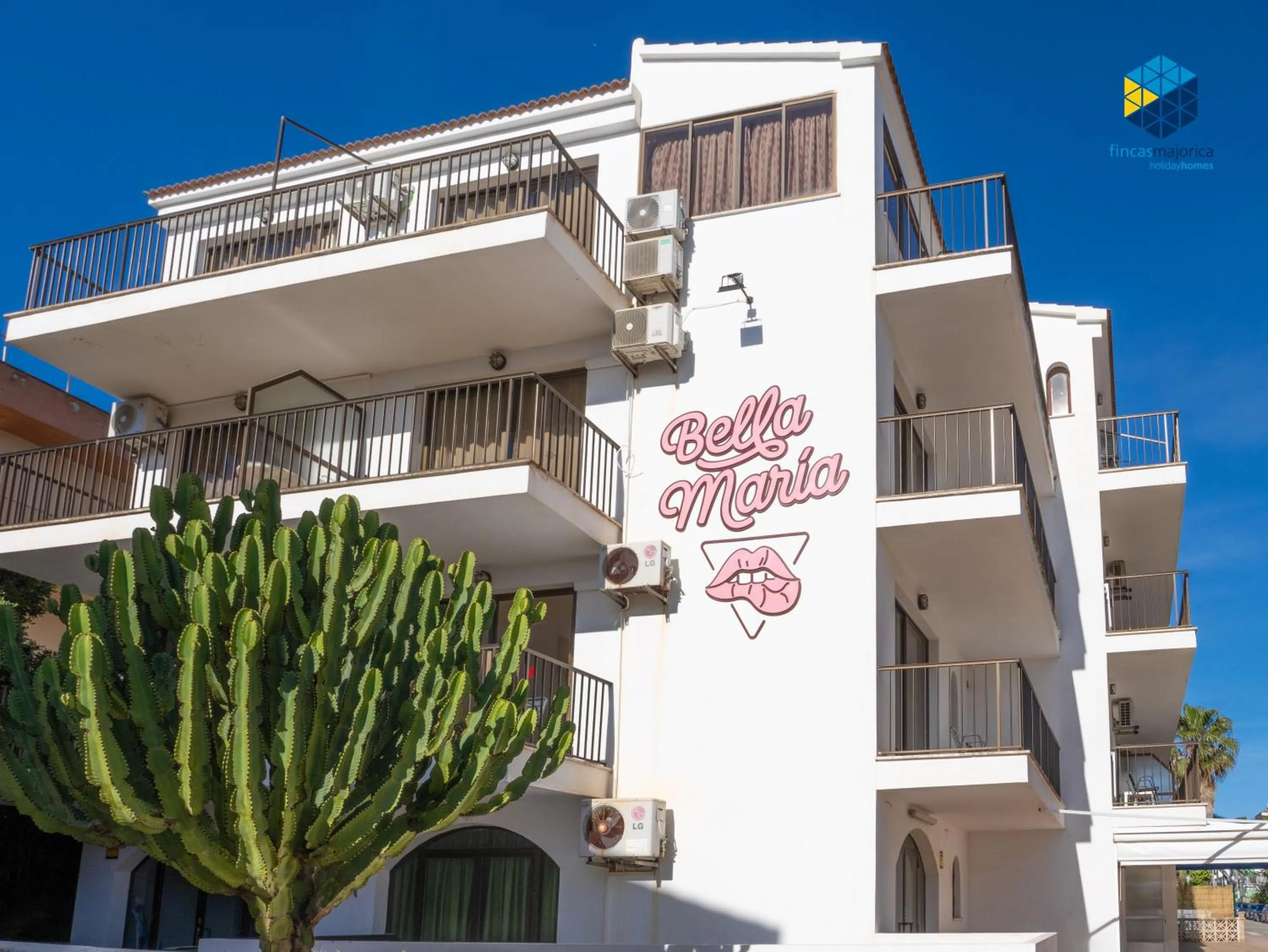 Property building in Apartamentos Bella María