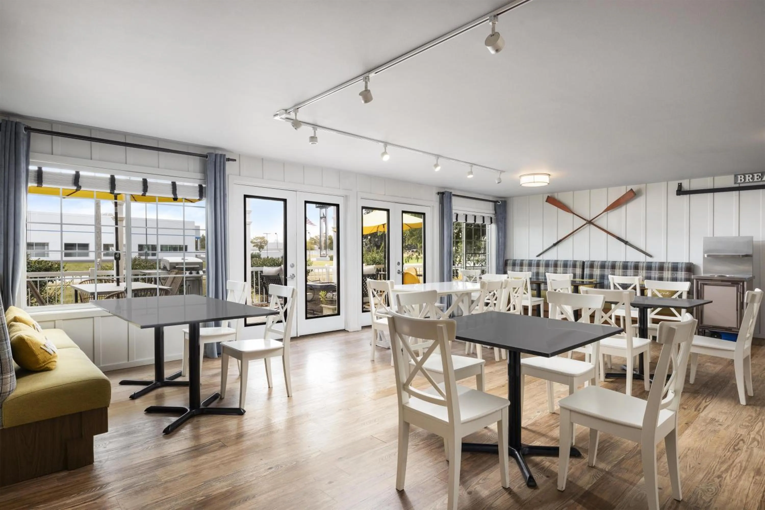 Restaurant/places to eat in Harbor Town Inn, BW Signature Collection