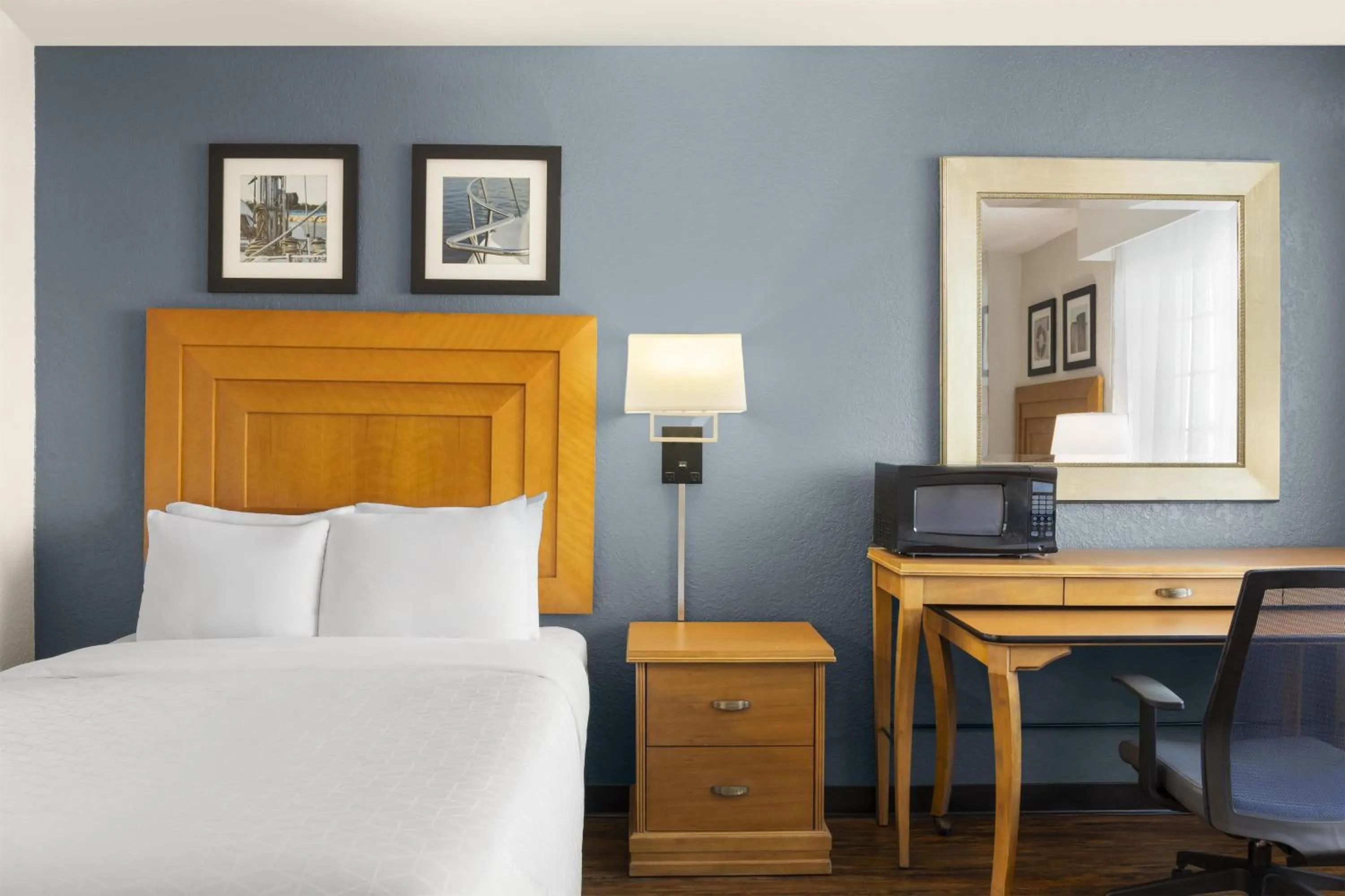 Bedroom, Bed in Harbor Town Inn, BW Signature Collection