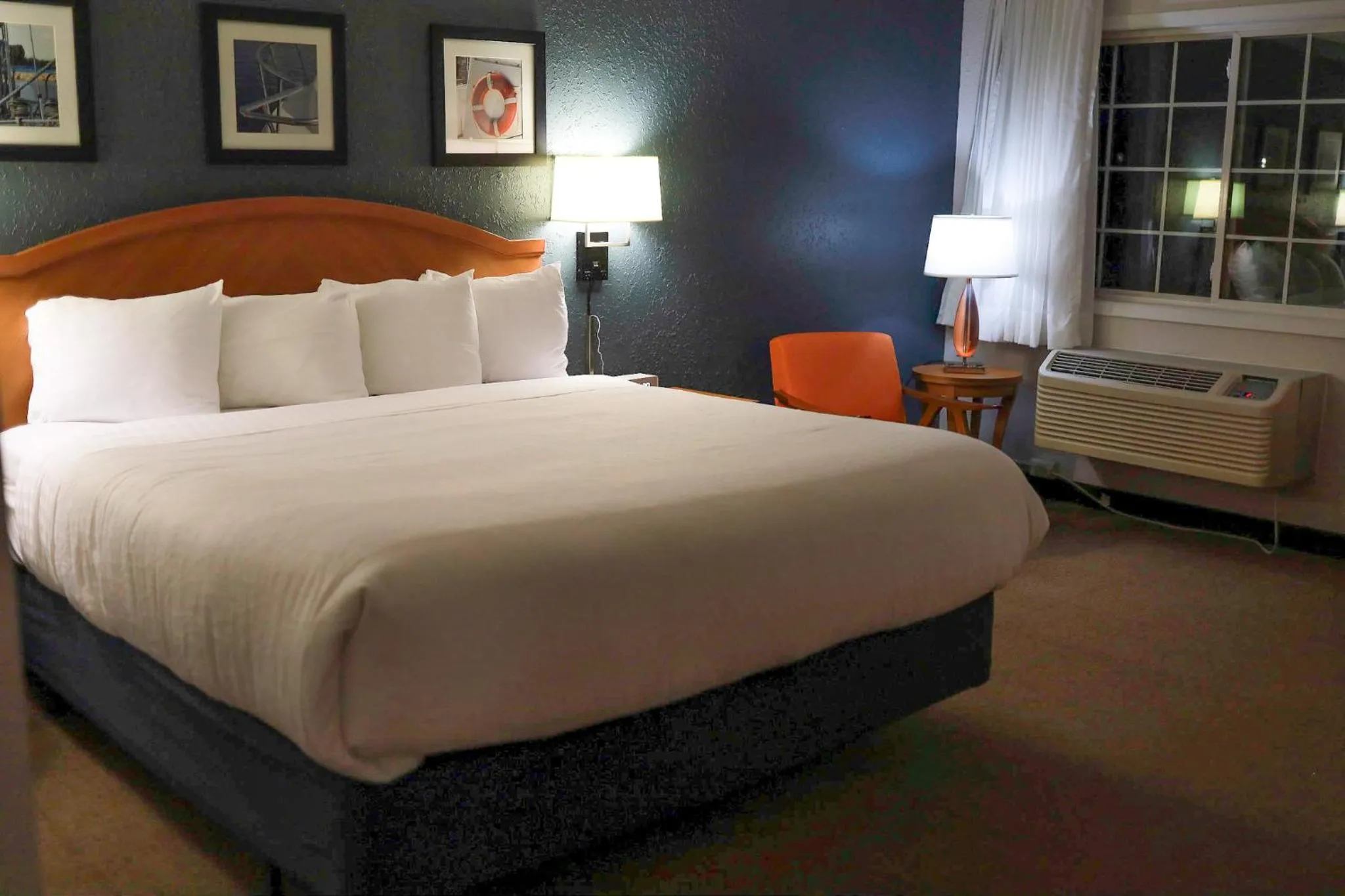 Bedroom, Bed in Harbor Town Inn, BW Signature Collection