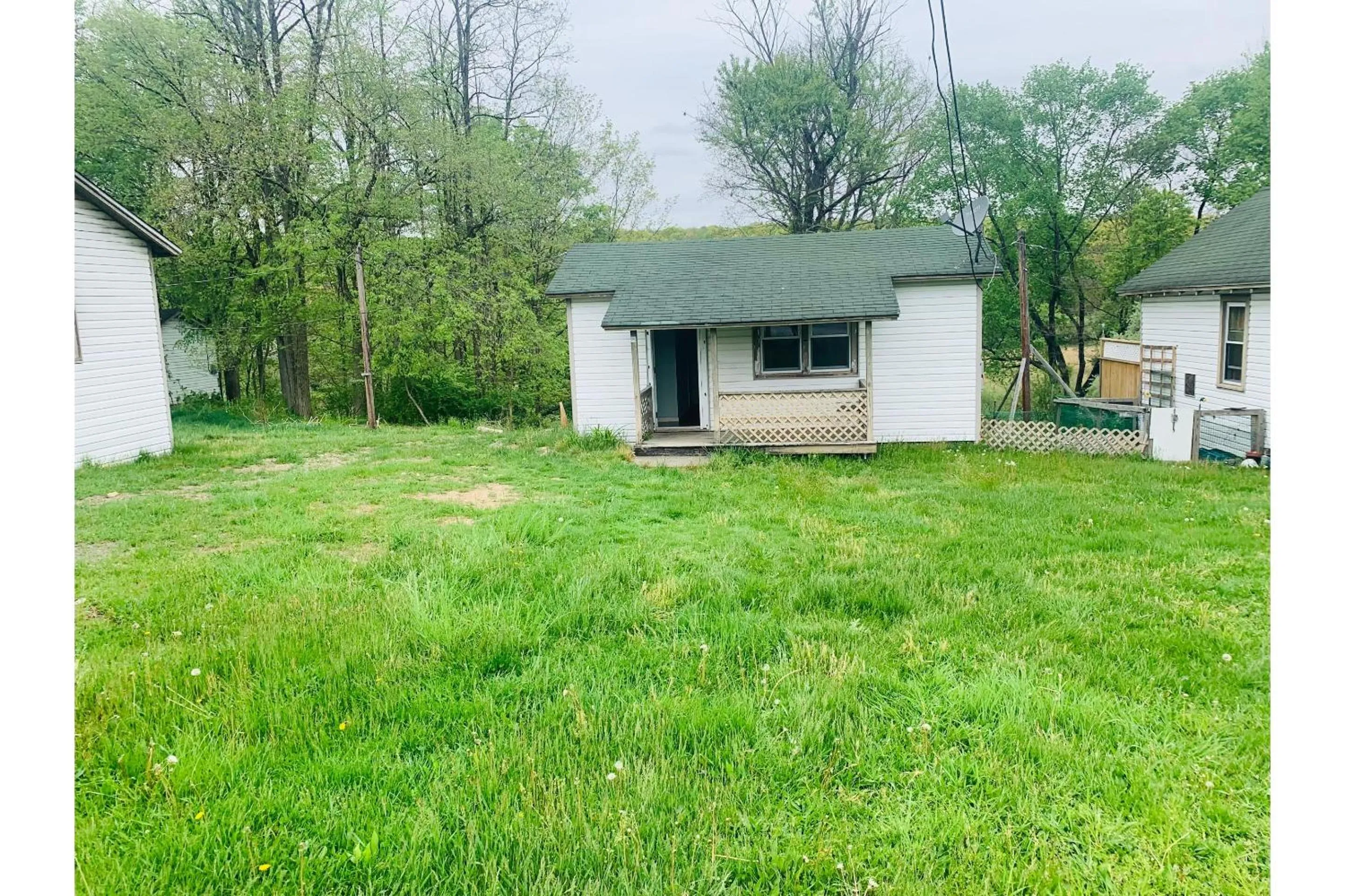 Bedroom in Werry's Cottages and Pub By OYO East Stroudsborg - Weekly Stays