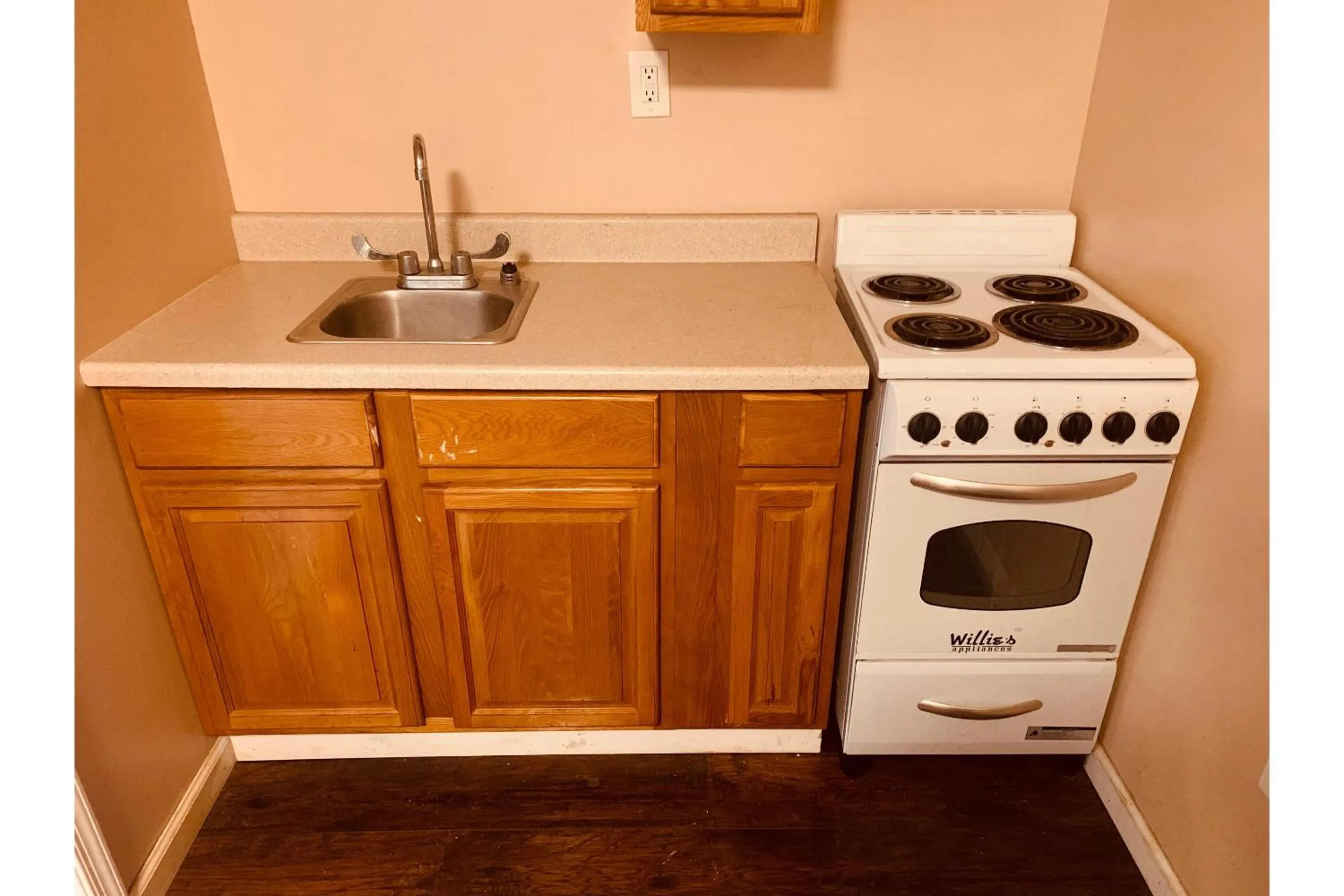 Bedroom in Werry's Cottages and Pub By OYO East Stroudsborg - Weekly Stays