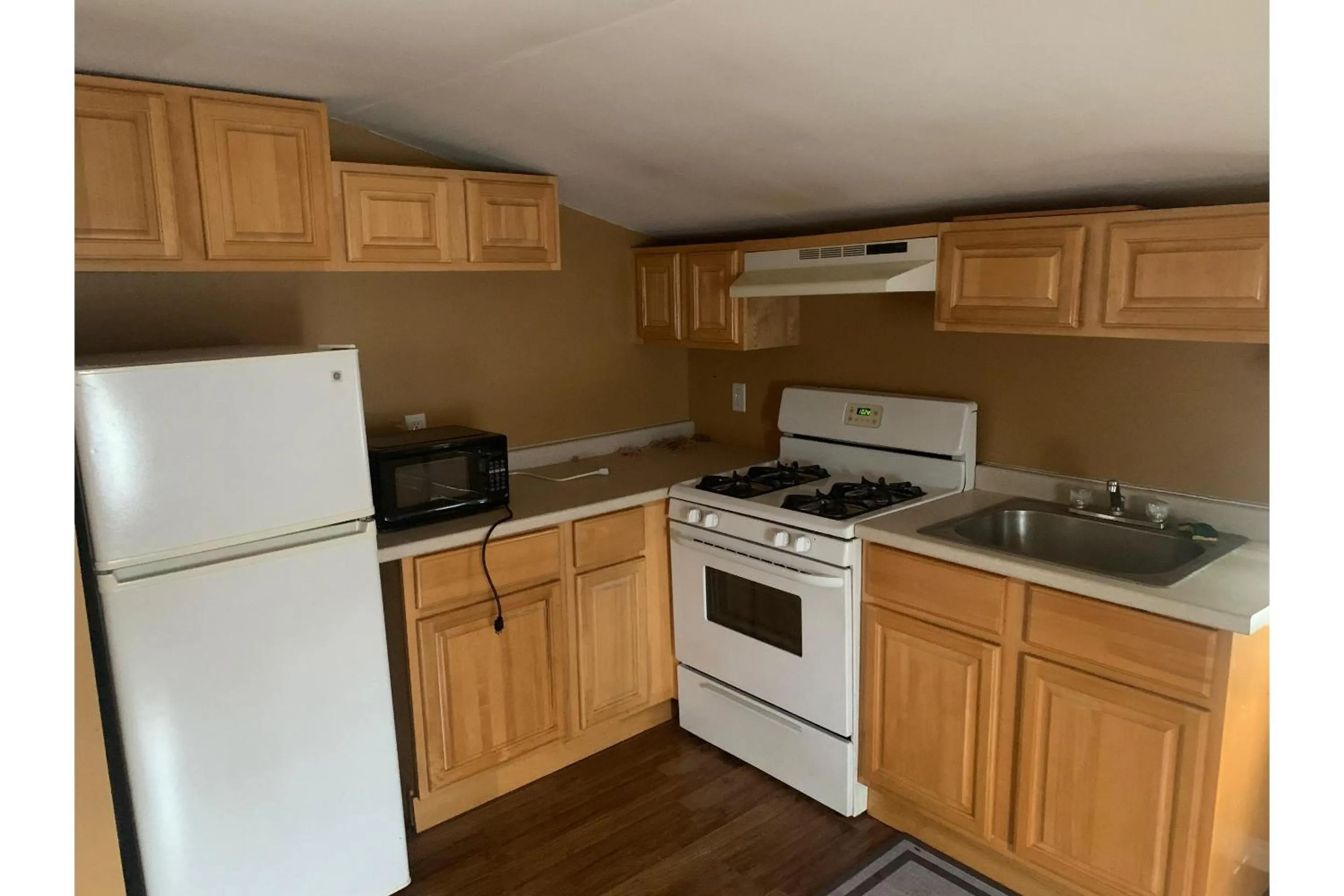 Bedroom in Werry's Cottages and Pub By OYO East Stroudsborg - Weekly Stays