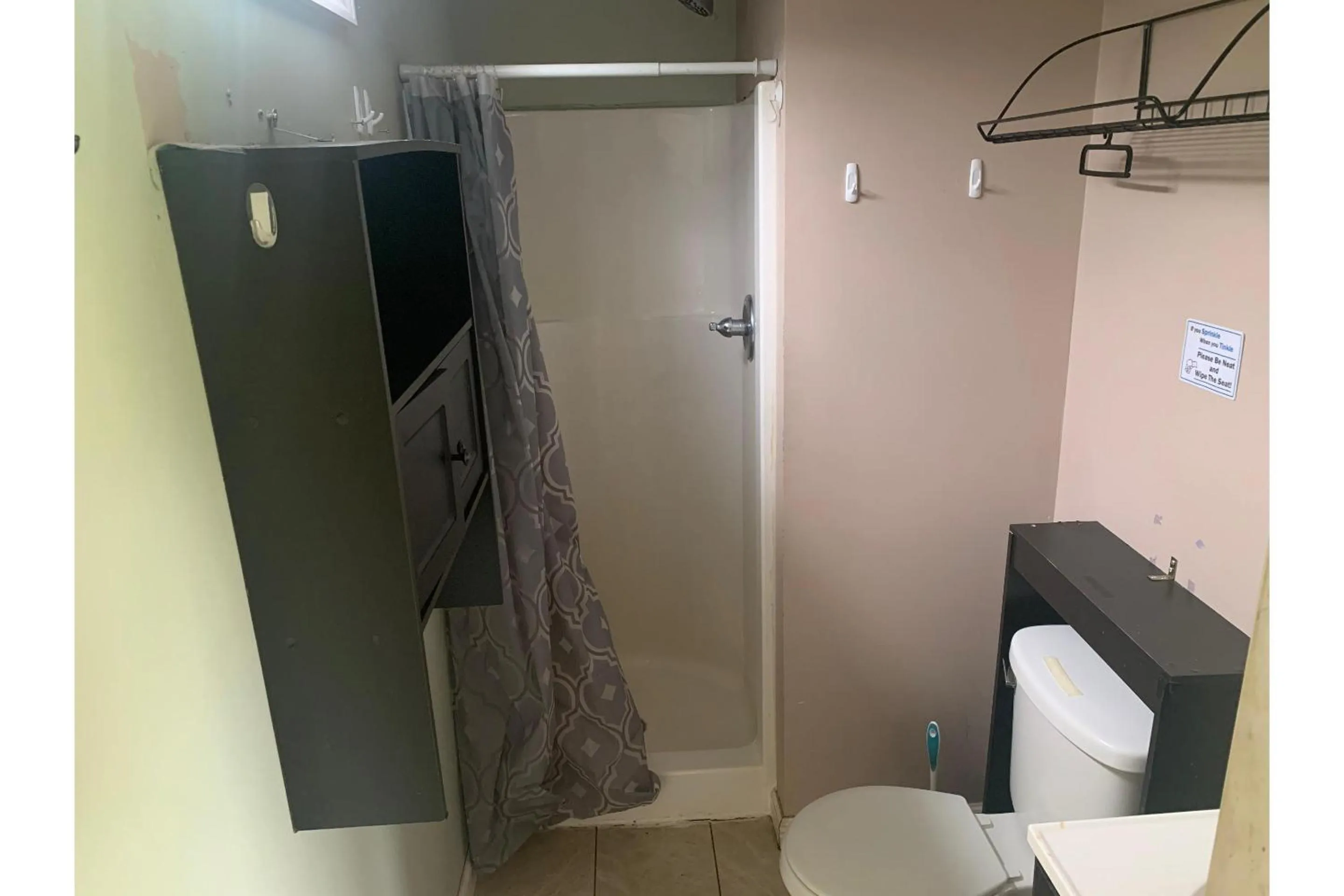 Bathroom in Werry's Cottages and Pub By OYO East Stroudsborg - Weekly Stays