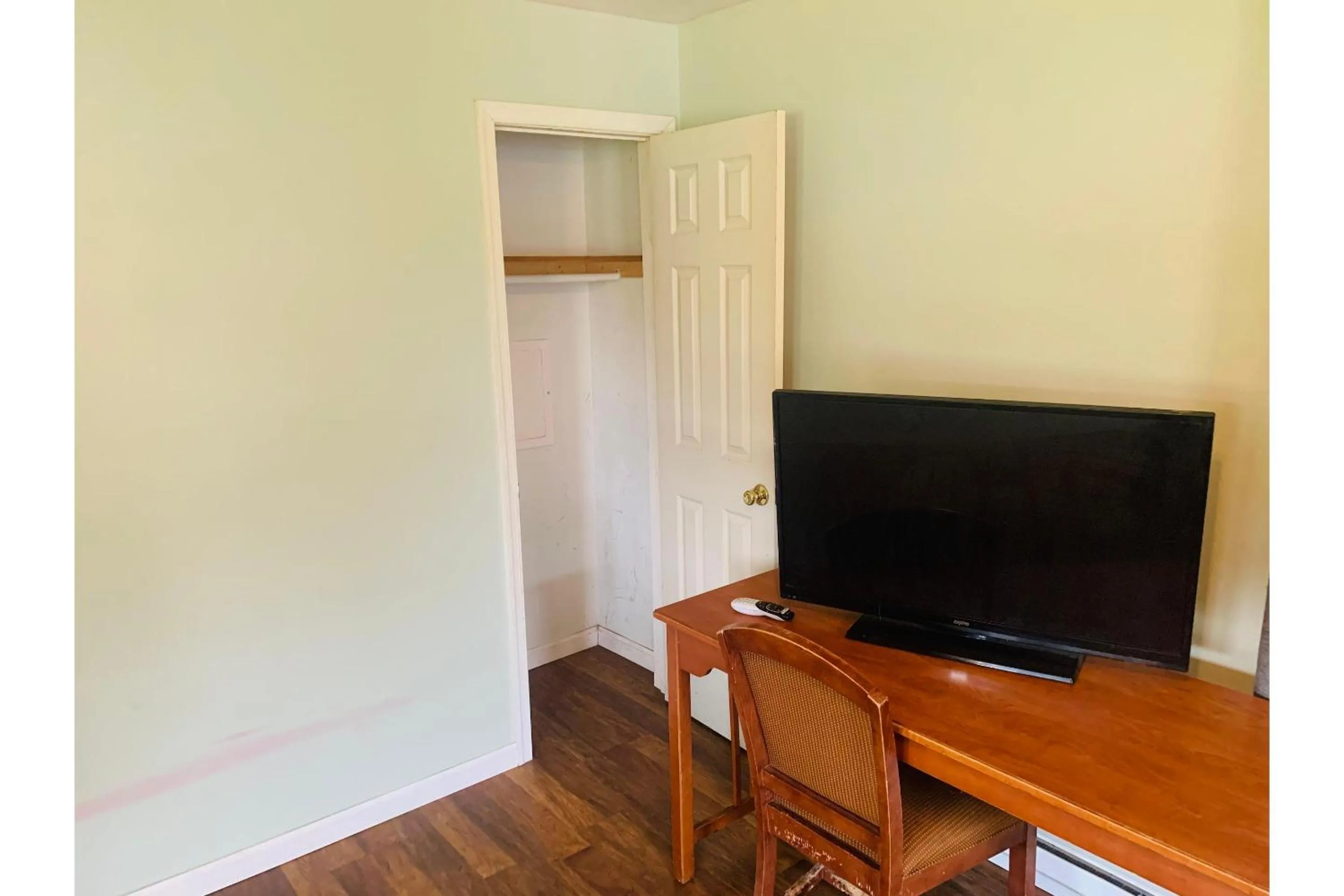 Bedroom in Werry's Cottages and Pub By OYO East Stroudsborg - Weekly Stays