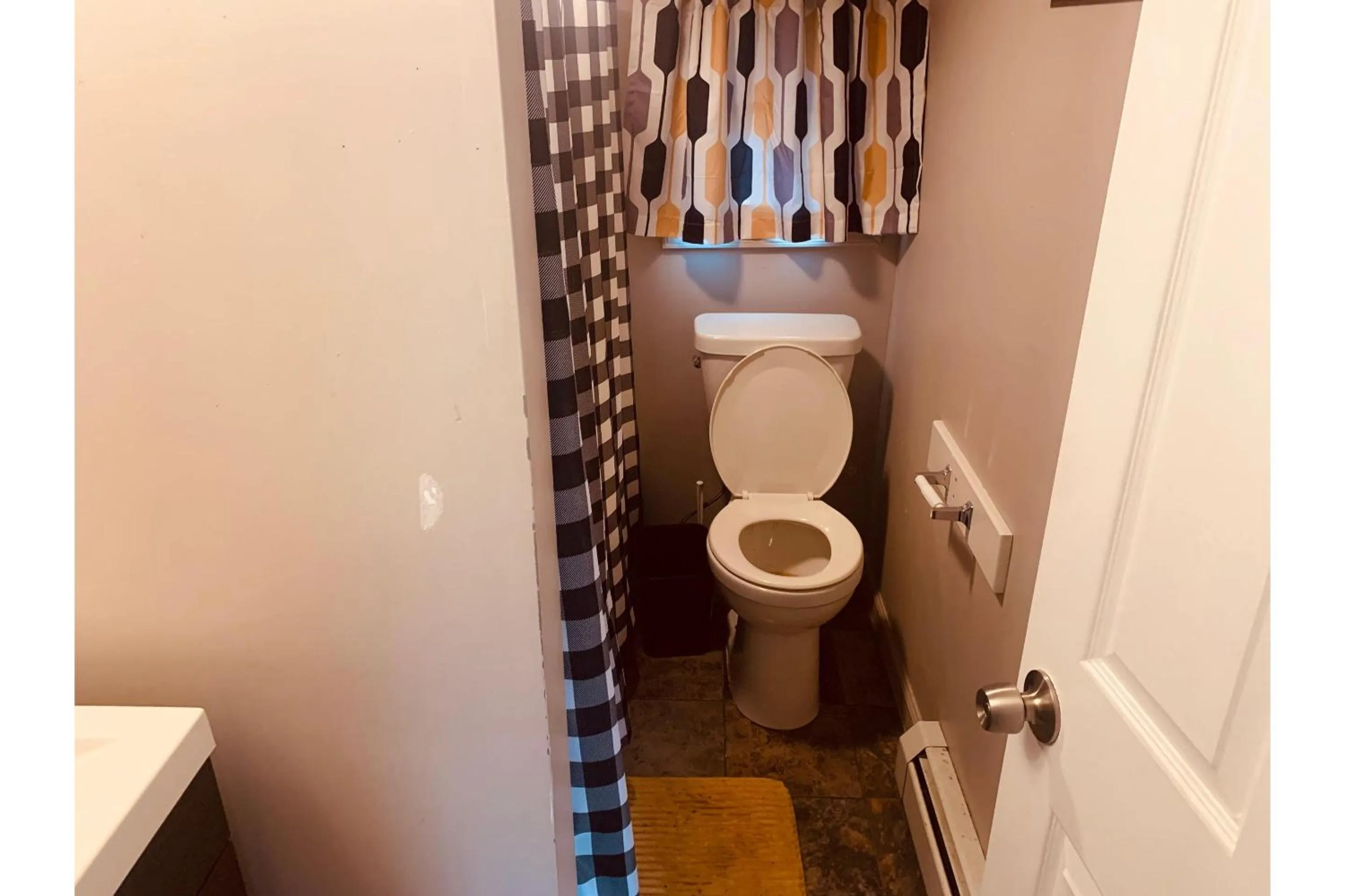 Bathroom in Werry's Cottages and Pub By OYO East Stroudsborg - Weekly Stays