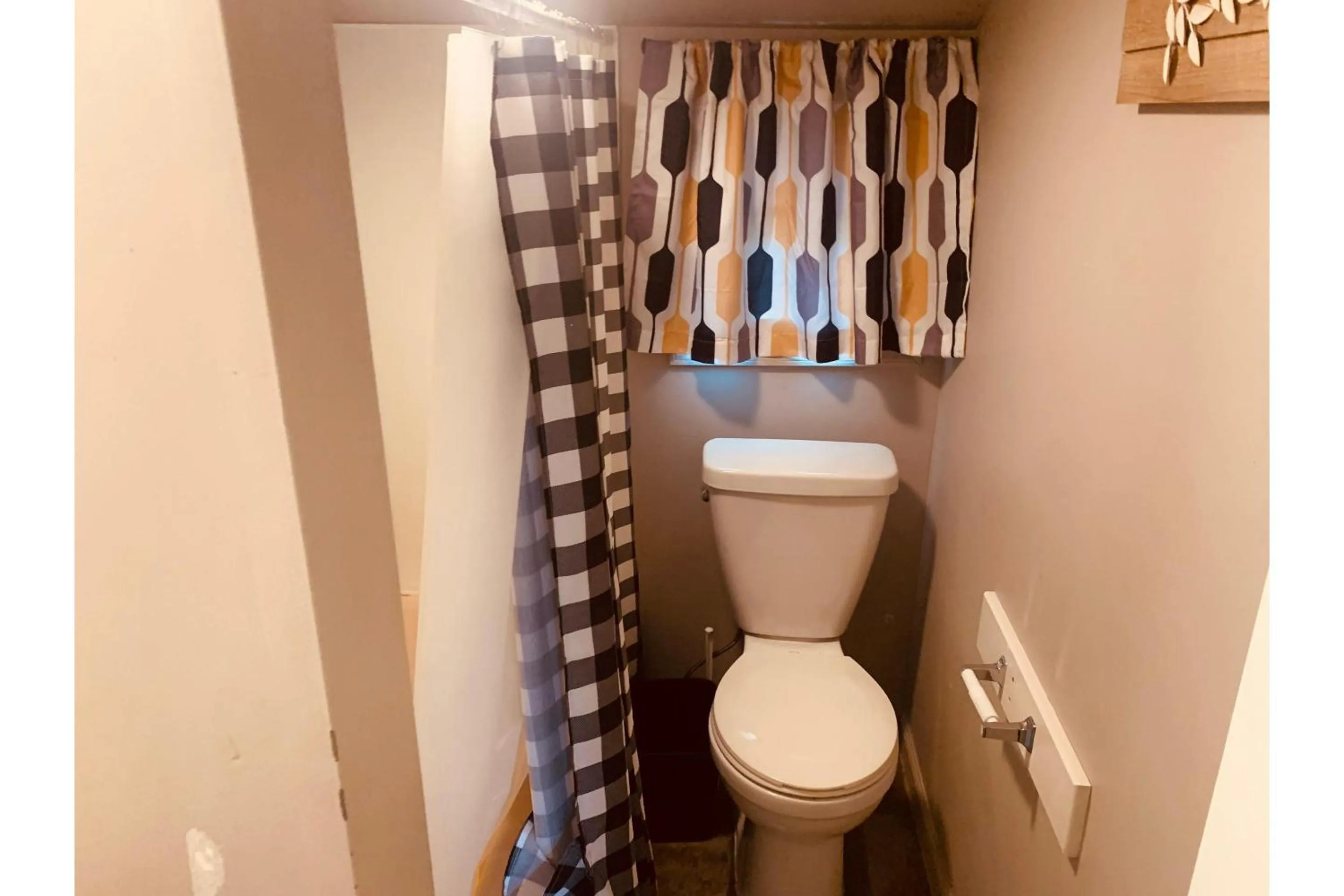 Bathroom in Werry's Cottages and Pub By OYO East Stroudsborg - Weekly Stays