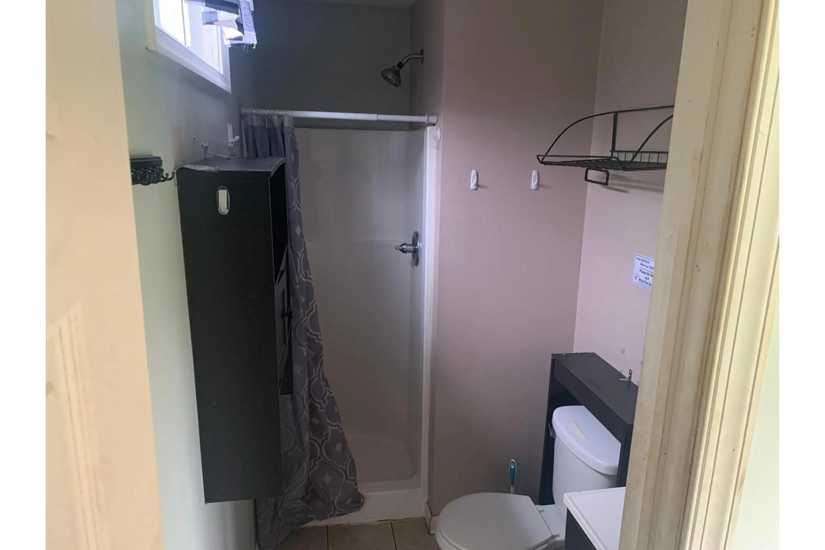 Bathroom in Werry's Cottages and Pub By OYO East Stroudsborg - Weekly Stays