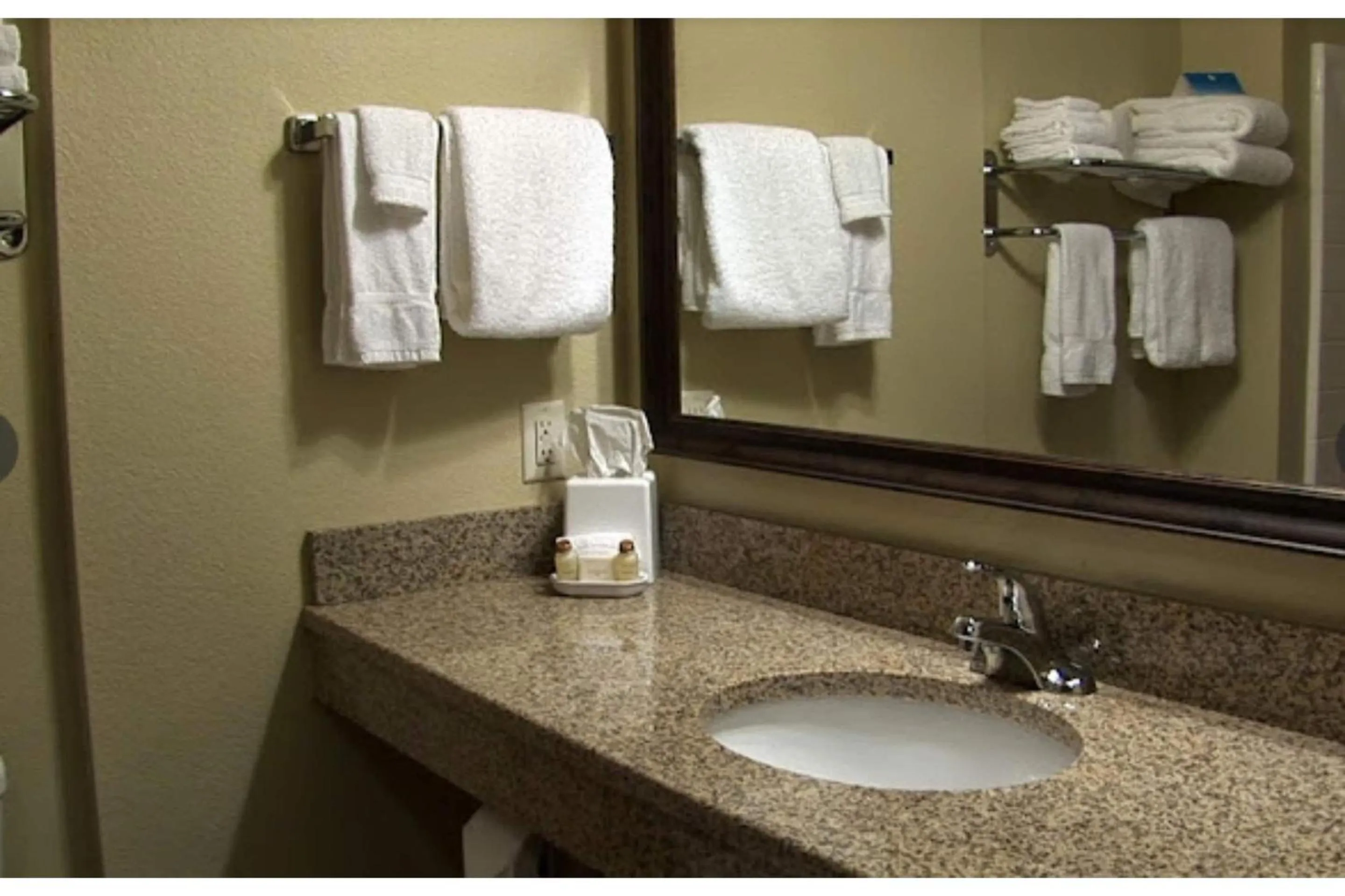 Bathroom in Werry's Cottages and Pub By OYO East Stroudsborg - Weekly Stays