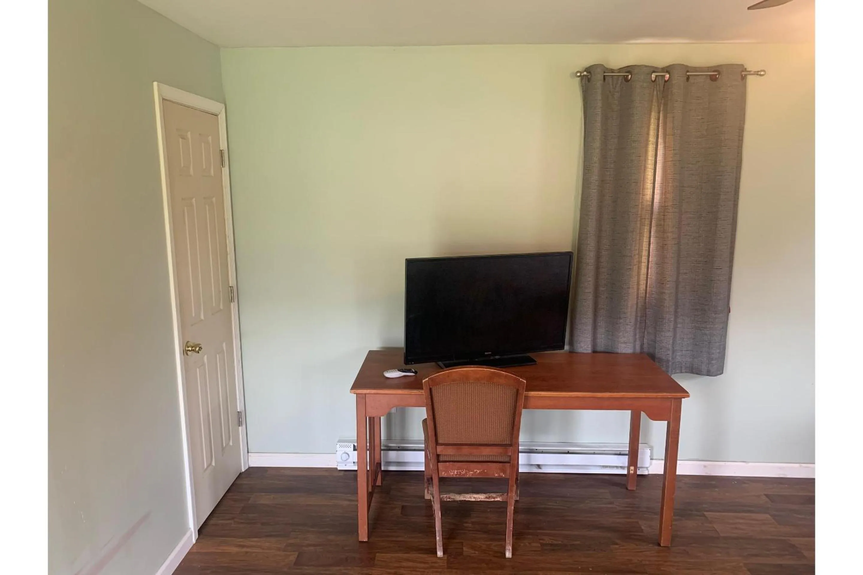 Bedroom in Werry's Cottages and Pub By OYO East Stroudsborg - Weekly Stays