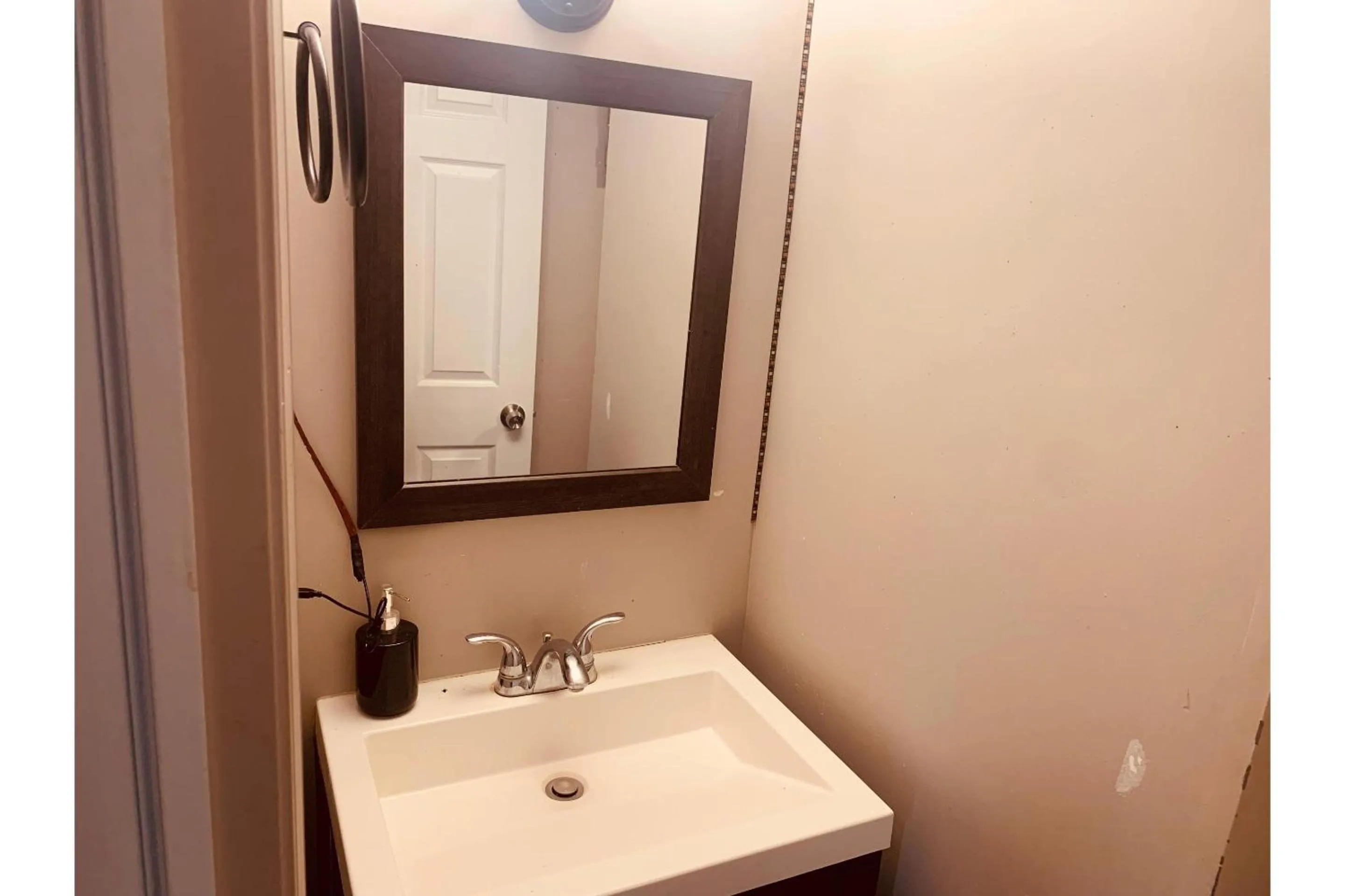 Bathroom in Werry's Cottages and Pub By OYO East Stroudsborg - Weekly Stays