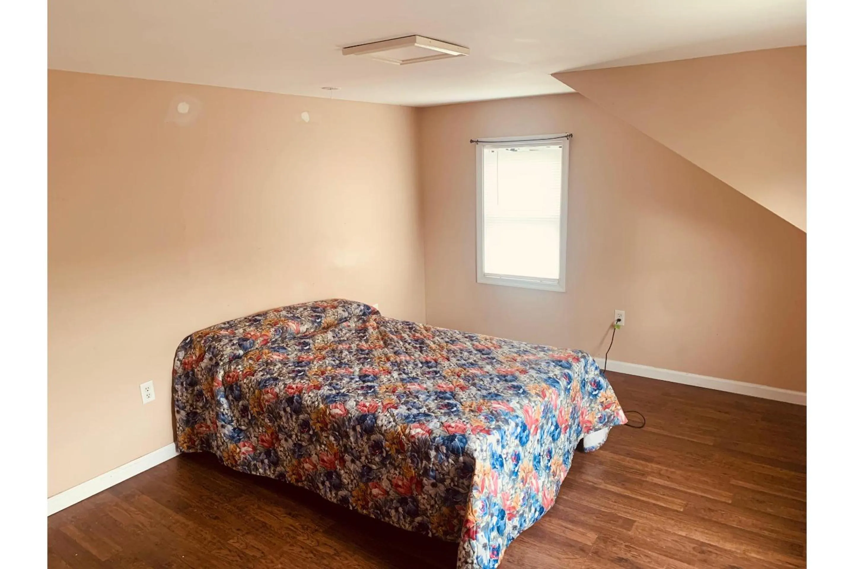 Bedroom, Bed in Werry's Cottages and Pub By OYO East Stroudsborg - Weekly Stays