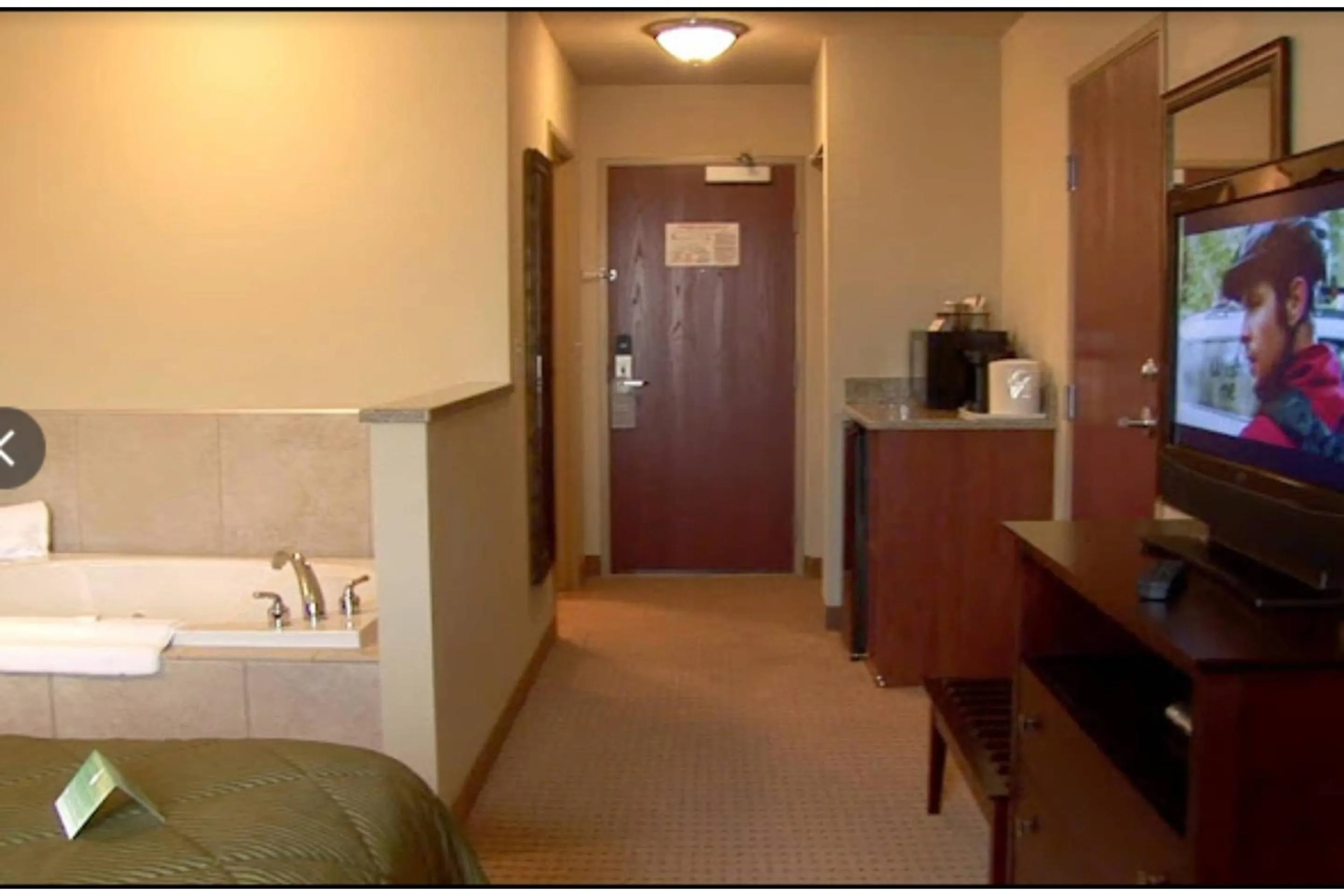 Bedroom in Werry's Cottages and Pub By OYO East Stroudsborg - Weekly Stays