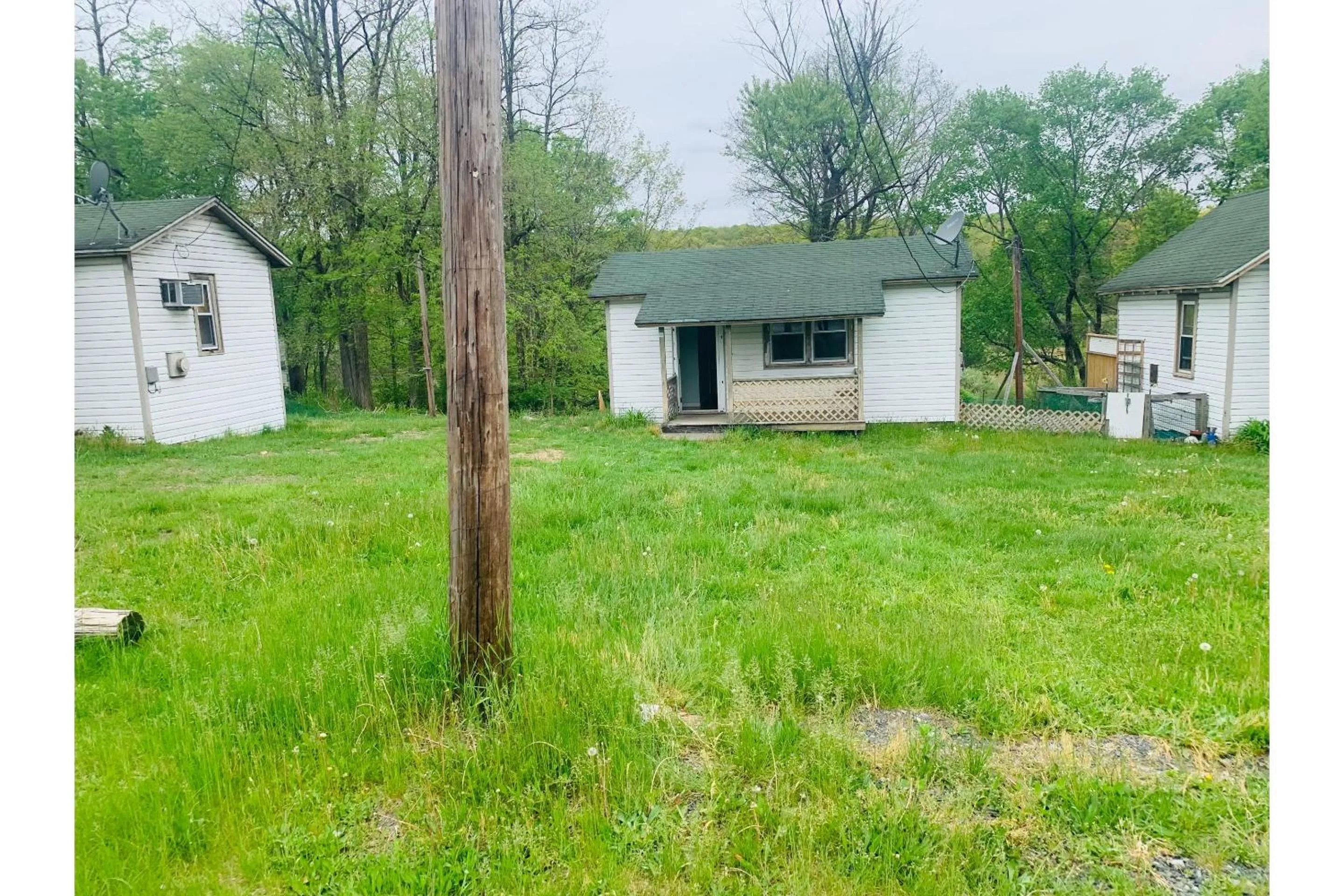 Bedroom in Werry's Cottages and Pub By OYO East Stroudsborg - Weekly Stays