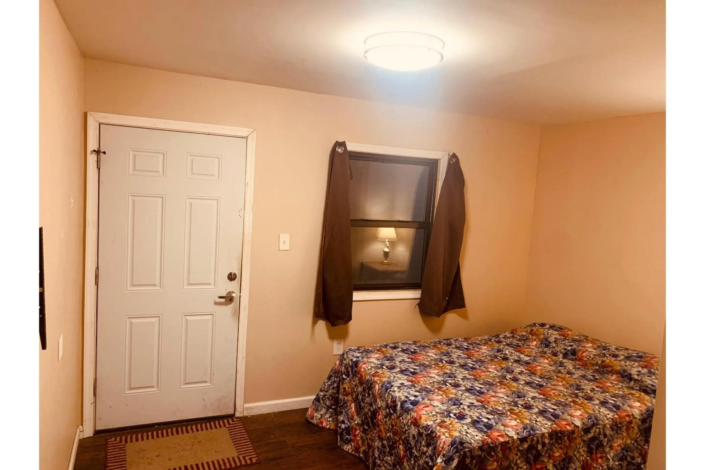 Bedroom, Bed in Werry's Cottages and Pub By OYO East Stroudsborg - Weekly Stays