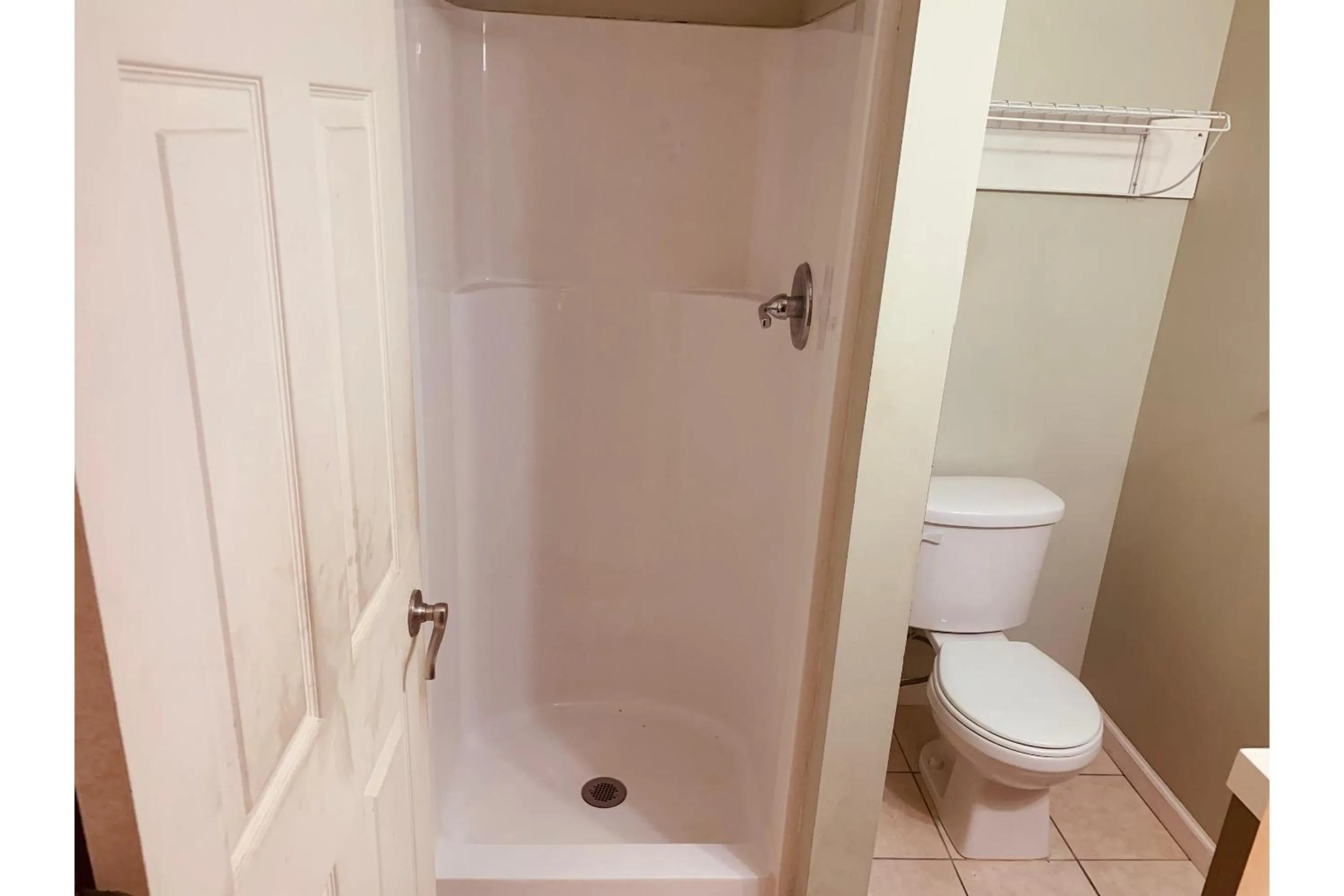 Bathroom in Werry's Cottages and Pub By OYO East Stroudsborg - Weekly Stays