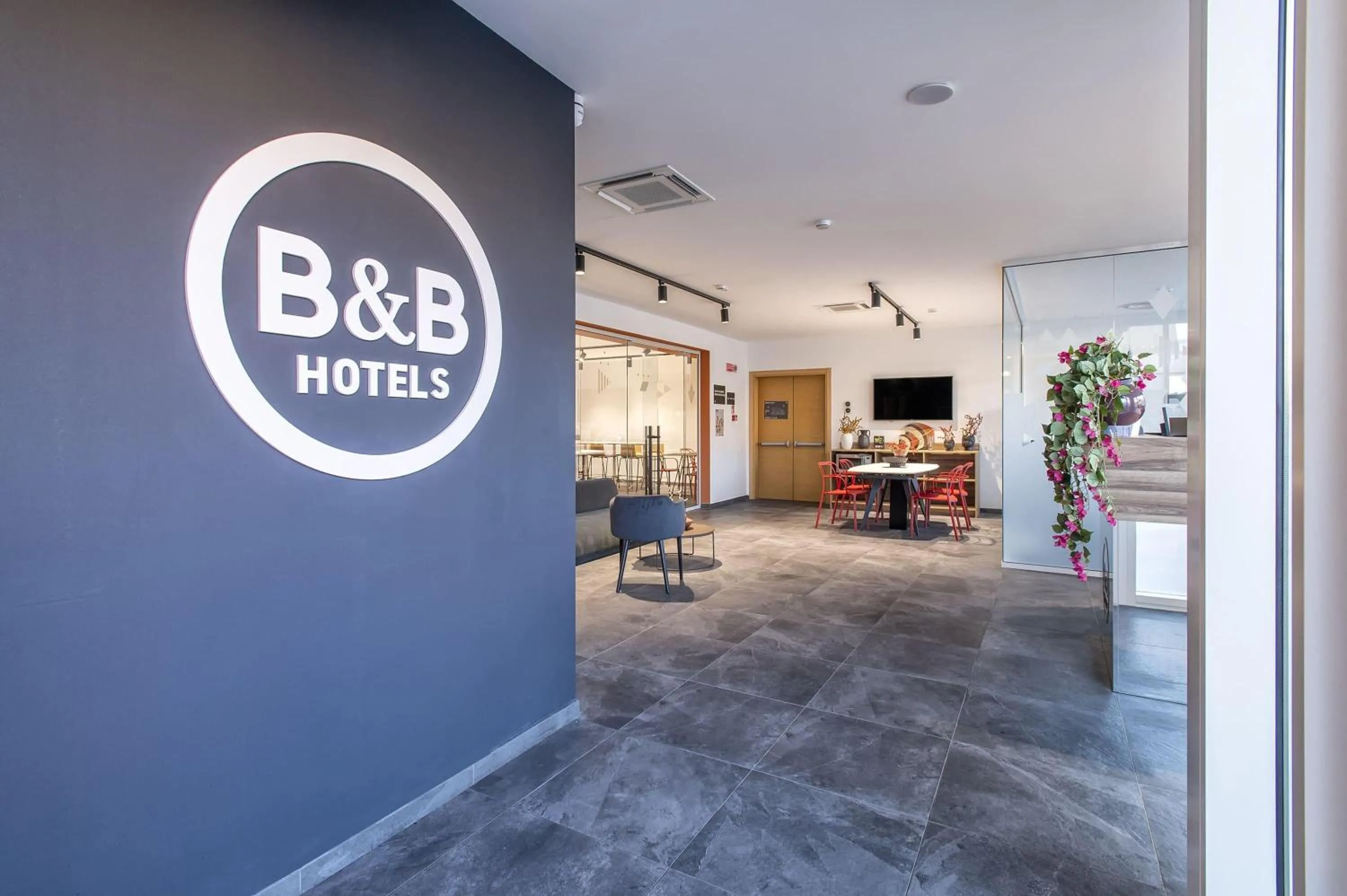 Lobby or reception in B&B HOTEL Sassari